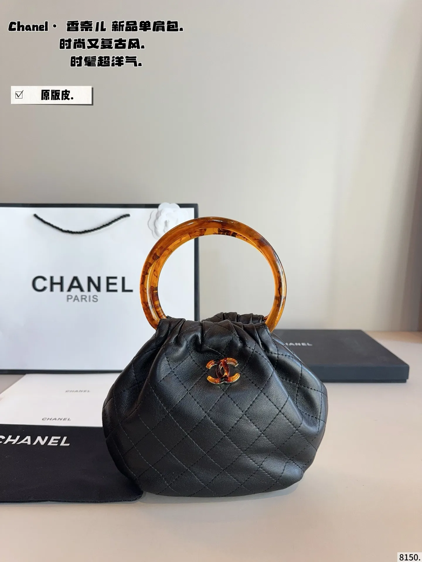 p220.纯皮. chanel香奈儿26c 超精彩的萌物🧉 圆圈小包包好可爱👝 复古玳瑁手柄的设计 透着微微光泽 容易也很客观~手机日用品能放下的哦 材质摸起来触感也很好 超级舒服 推出新系列啦~ 完全是拽姐与甜美的全新组合! 快来寻找属于你的小废包 尺寸:14*8^17cm