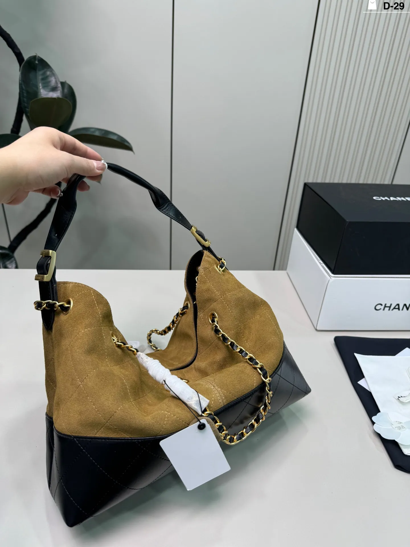 💰p270（羊皮） D-29尺寸34&times;25折叠盒 CHANEL香奈儿25A麂皮拼色托特包 复古又高级!链条肩带可单肩or手提，通勤，逛街都超百搭 麂皮材质柔软有质感，越用越有包浆，秋冬搭配大衣毛衣 氛围感拉满 ，实用又时髦!