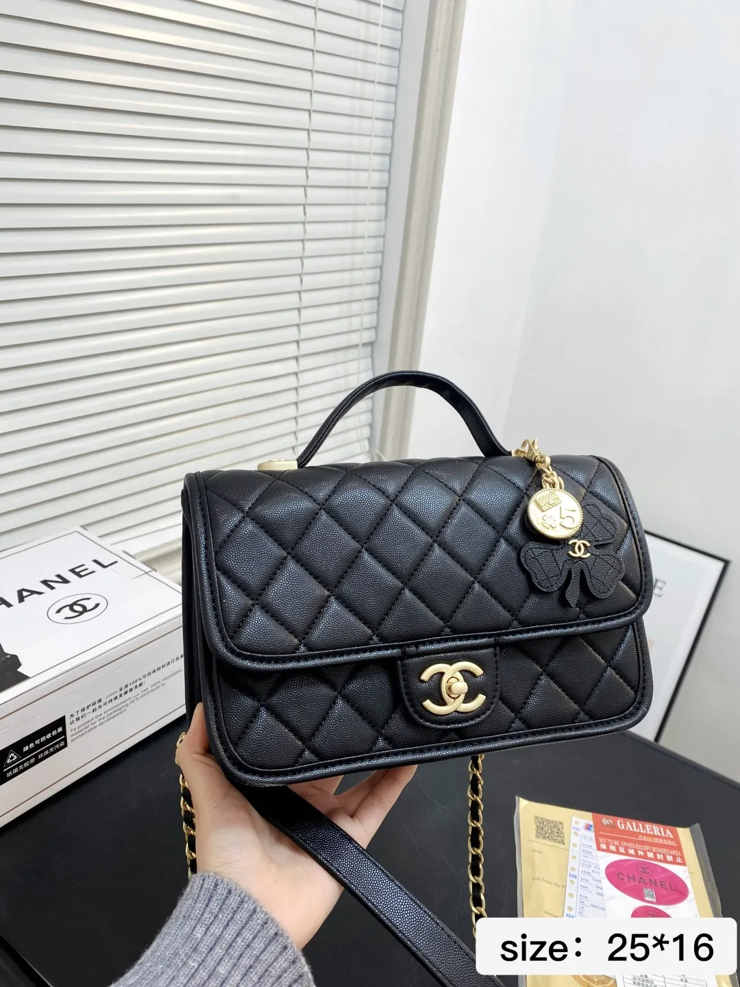 🅿️💰195 配折叠盒 尺寸25*16 香奈儿Chanel 25K|怎么能抵挡住香奈美的魅力 白色这叫一个经典 复古优雅 满满的高级感 大小适中 容量感人 休闲正装皆可轻松驾驭 5644