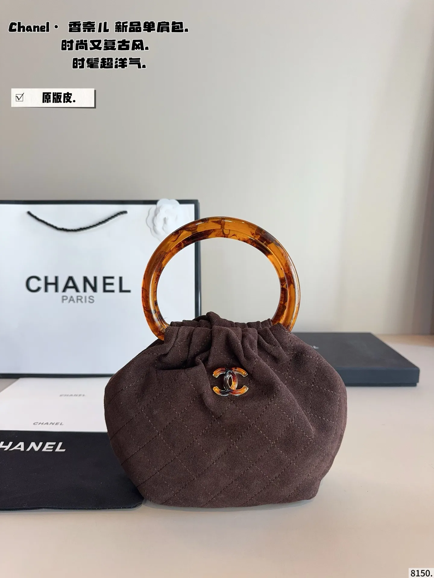 p220.纯皮. chanel香奈儿26c 超精彩的萌物🧉 圆圈小包包好可爱👝 复古玳瑁手柄的设计 透着微微光泽 容易也很客观~手机日用品能放下的哦 材质摸起来触感也很好 超级舒服 推出新系列啦~ 完全是拽姐与甜美的全新组合! 快来寻找属于你的小废包 尺寸:14*8^17cm