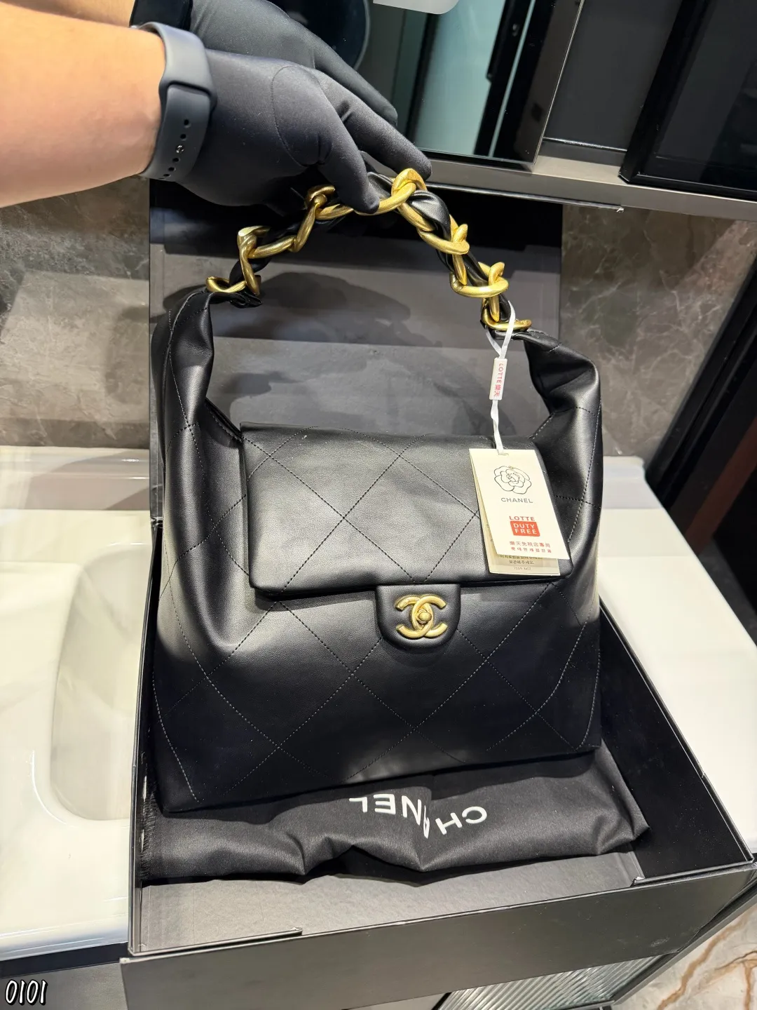 ❤️p165❤️ Chanel 25K Hobo手袋 Chanel 25K Hobo手袋是香奈儿2025秋冬系列新品，亮面小牛皮＋经典菱格纹，质感柔软又高级十。粗链条肩带+双C金属扣，细节精致，容量超大，A4纸都能装下，通勤约会都很适合！黑色百搭，秋冬大衣、成熟套装都能轻松驾驭，情懒随性又实用，是本季热门单品之一尺寸35 28cm
