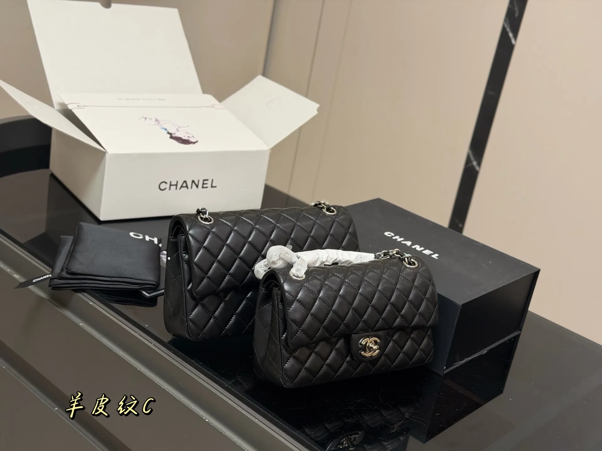 ¥190 ¥185 配折叠盒飞机盒 size:25cm 23cm 香奈儿 cf我们一直很用心在做 秒杀其他市面上的货 顶级羊皮纹 很舒服的一种! 不管您是谁 稳稳hold住哦✔️✔ 四季必备单品!