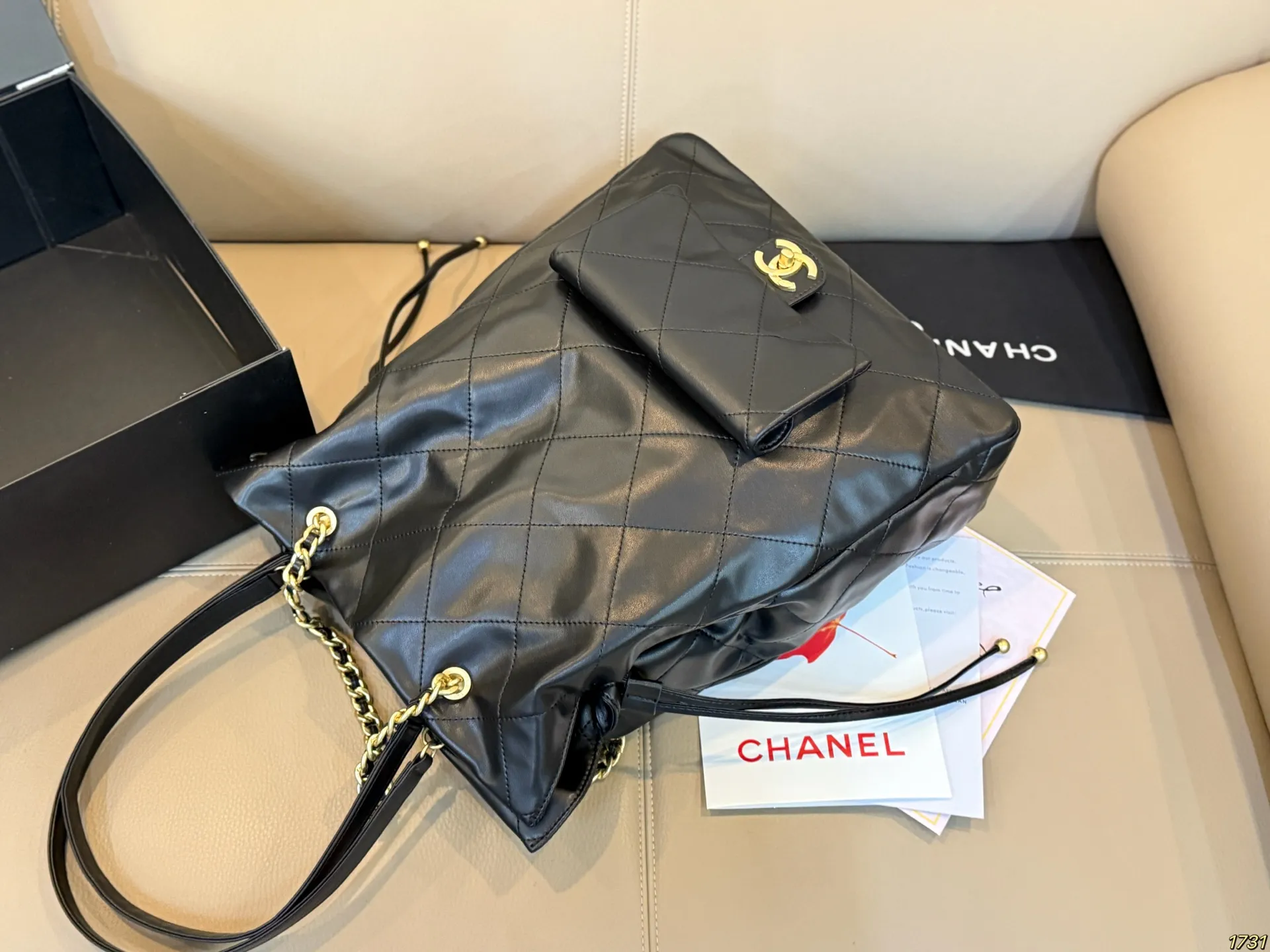 &yen;205折叠盒 香奈儿Chanel秋冬大包来啦 菱格纹加黑金配色 又飒又高级 抽绳福袋设计可灵活调整扩展空间 很休闲 可以当妈咪包 也可作为搭配 配有皮质宽肩带和手提皮穿链 多种背法不在话下 尺寸32 40