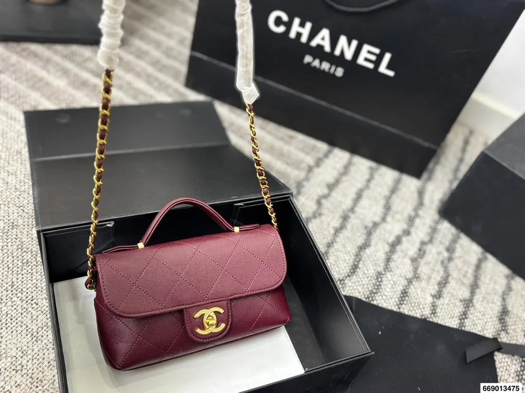 P165配飞机盒折叠盒 香奈儿Chanel 25K|怎么能抵挡住香奈美的魅力 白色这叫一个经典 复古优雅 满满的高级感 大小适中 容量感人 休闲正装皆可轻松驾驭 尺寸19 13 货号5776