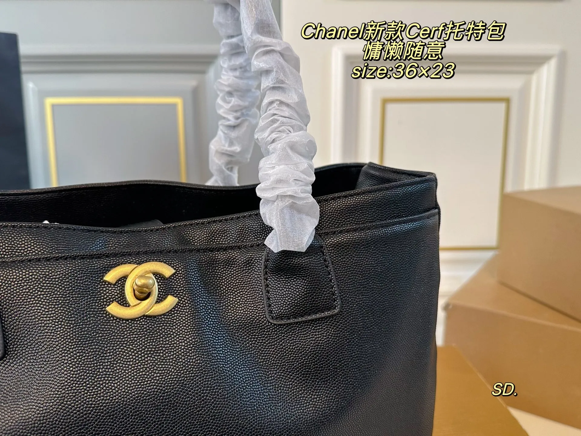 P150(无盒) size:36×23 Chanel香奈儿新款Cerf托特包❤️ 简约大方,高级感满满 上身自带氛围感↗️ 温柔慵懒随意感十足✔️ 皮子软软糯糯的质量太好了~ 空间超赞,满足日常出行‼️