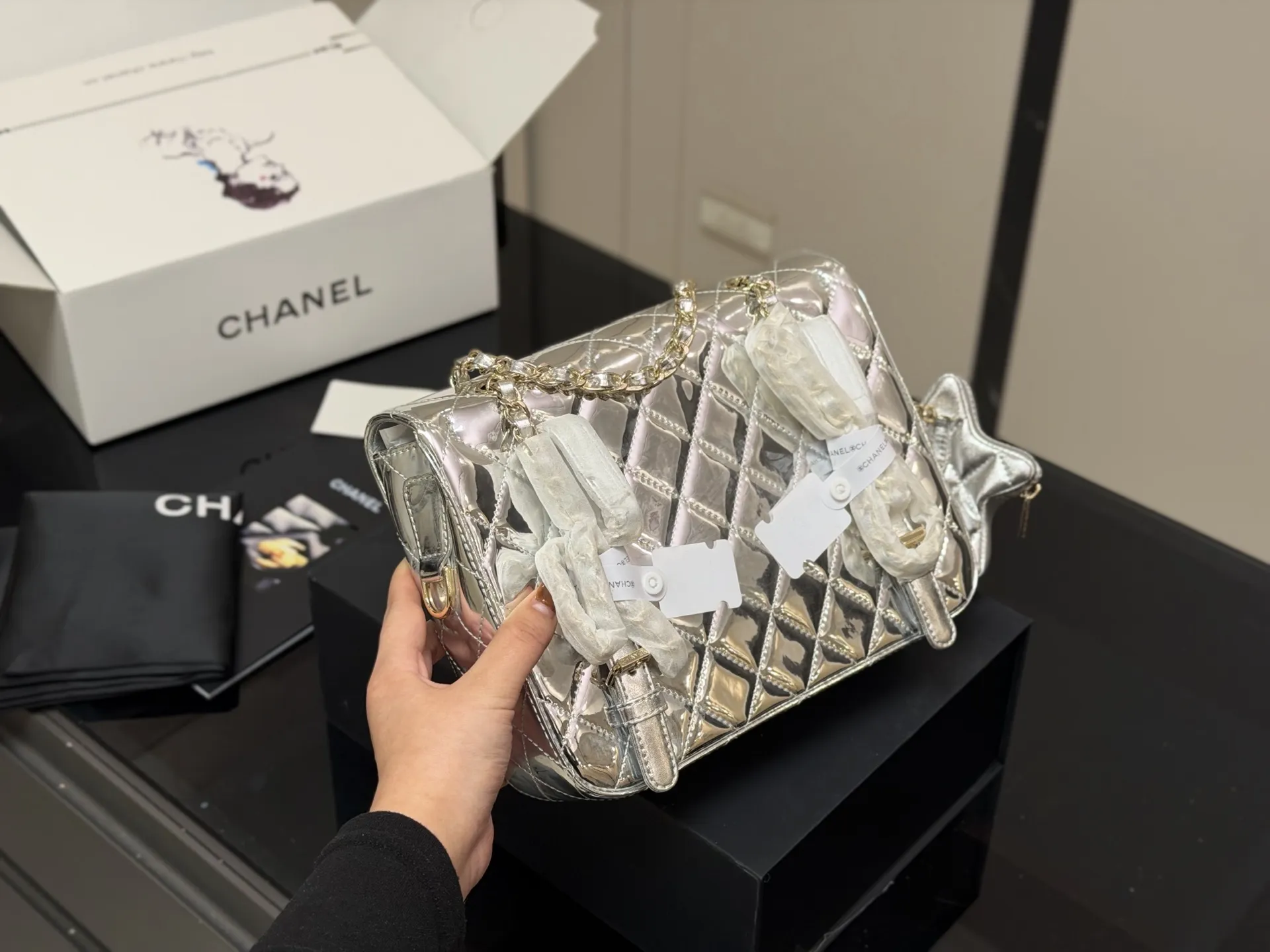 &yen;215 配折叠盒 size：24*19cm 香奈儿 24C 漆皮双肩包 这个真的是太太太好看了! 金的刚刚好不俗艳不张扬很能装！ ⚠️还有小星星⭐️哦！