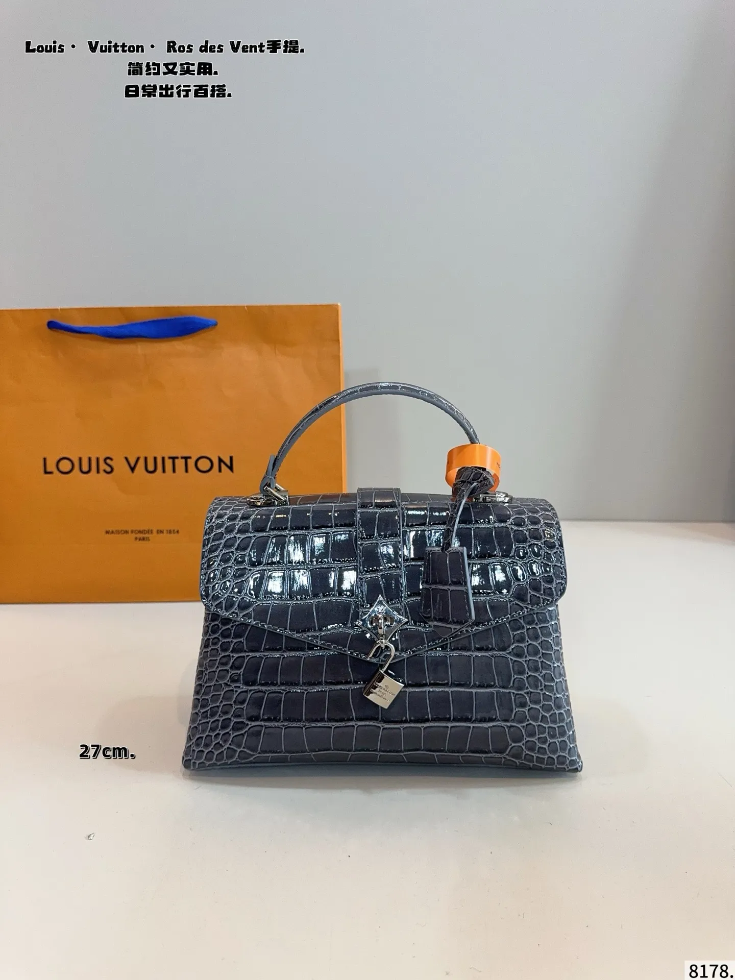 p180p170配礼盒🎁. LV Capucines bb 手提包 今年最多明星街拍的LV包包你能想到哪些款式呢?恐怕大多女性都会把目光锁定到柔软的荔枝纹Taurillon系列吧,因为全都是高端之选,无论是休闲商务都是最有品味的,Capucines bb 设计很有亮点,几乎是人见人爱的,在明星街拍中也最常见到,范冰冰、高圆圆等明星都是它的忠粉呢,尺寸小巧的迷你包,比起大号要显得甜美许多,尺寸:大号27*9*18/20*7*13cm