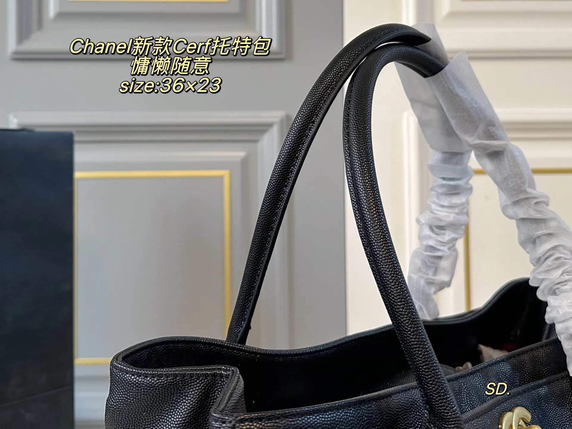 P150（无盒） size：36&times;23 Chanel香奈儿新款Cerf托特包❤️ 简约大方，高级感满满 上身自带氛围感↗️ 温柔慵懒随意感十足✔️ 皮子软软糯糯的质量太好了～ 空间超赞，满足日常出行‼️