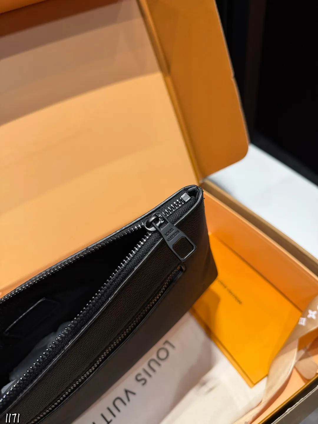 ❤️p110❤️ lv 本款 Takeoff 手拿包为蜡面牛皮革搭配深邃金属件和织物内衬，再令 LV 字母压纹栖身正面一隅，成就商务与休闲场合的精巧之选。充裕空间方便收纳平板电脑，可拆卸腕带实现灵活背携。 22 x 5x30cm