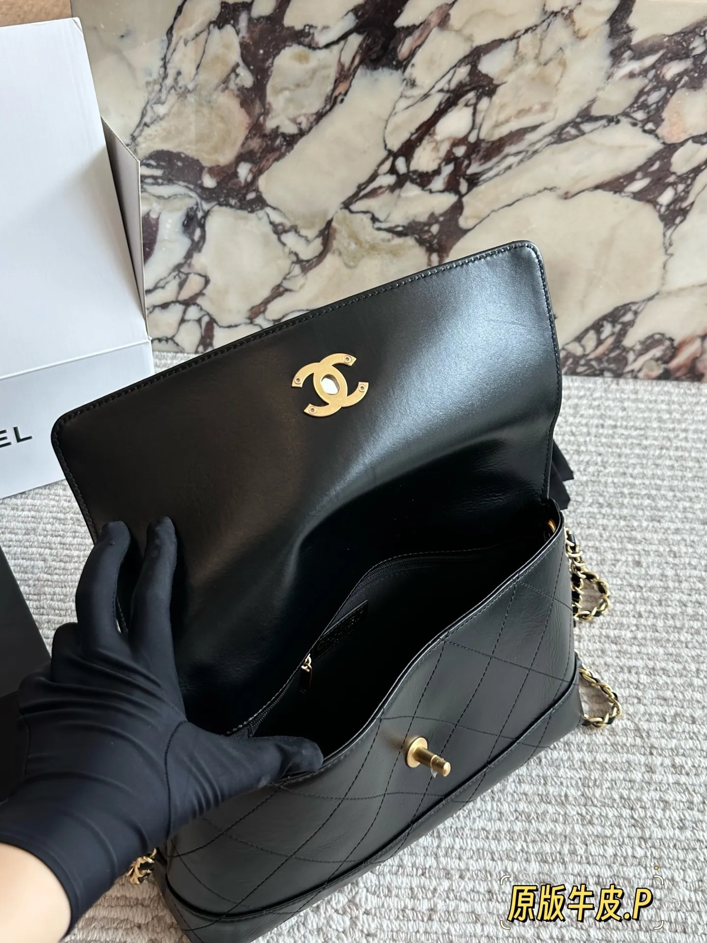 p265 原版皮 今期Chanel終於出爆款了... 剛」上新的CHANEL手工房系列中最熱度最高的應是包包了;特別是掠皮小牛皮的大包包了! 說真的今期的包包款是特別多,拼皮的話灰色是特別吸晴,CHANEL很少推出這種款色,如果是對掠皮很有興趣的小紅薯,是可以沖的!但我是長期使用主義者,這只不是我杯茶! 另外,今年推出了這個CF MINI小掛包(是屬於小皮具);埏 有趣的,手工亦很精美,有DOUBLE FLAP, HAHA;28*17