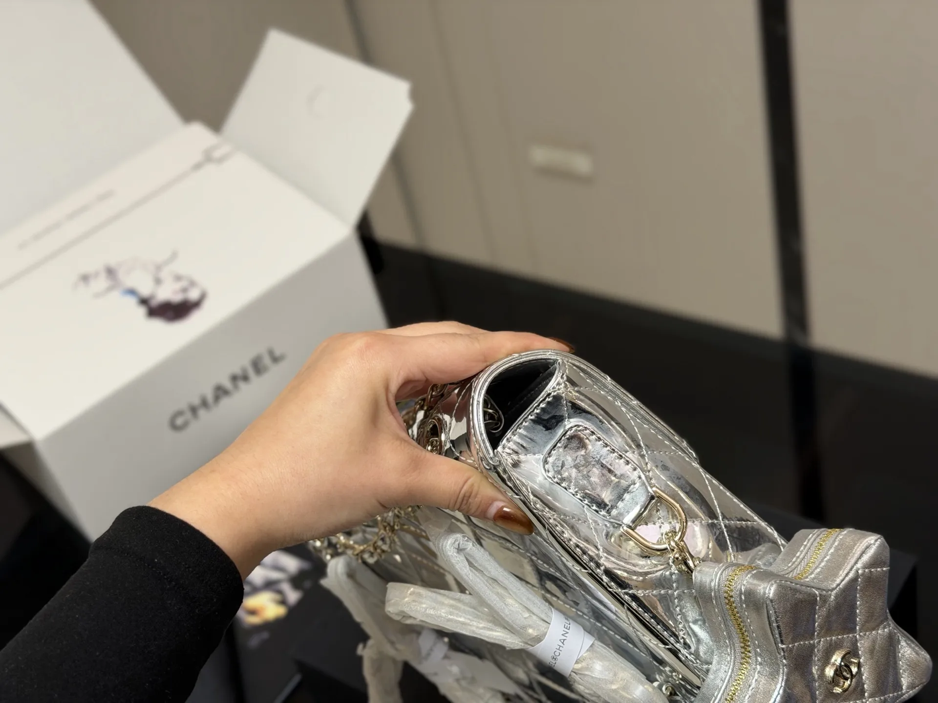 ¥215 配折叠盒 size:24*19cm 香奈儿 24C 漆皮双肩包 这个真的是太太太好看了! 金的刚刚好不俗艳不张扬很能装! ⚠️还有小星星⭐️哦!