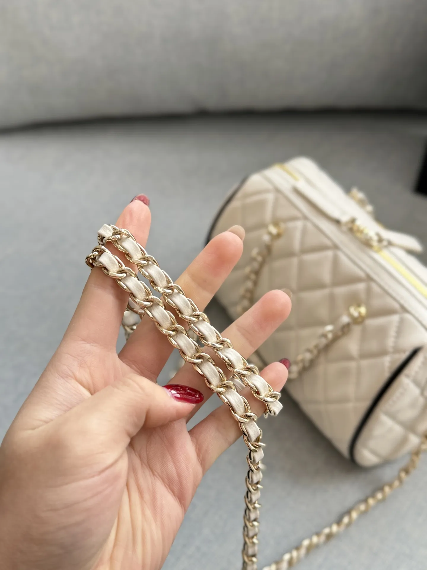 💰180 size：19&times;11 CHANEL香奈儿 25P 撞色 保龄球包 圆筒包 斜挎单肩包 经典黑色白色菱格纹小羊皮，黑色滚边+金色五金，黑白撞色超有辨识度十。小巧圆筒造型,容量刚好，手机、口红都能装下。链条肩带+手柄设计,手提斜挎都很方便，日常出街百搭不出错!