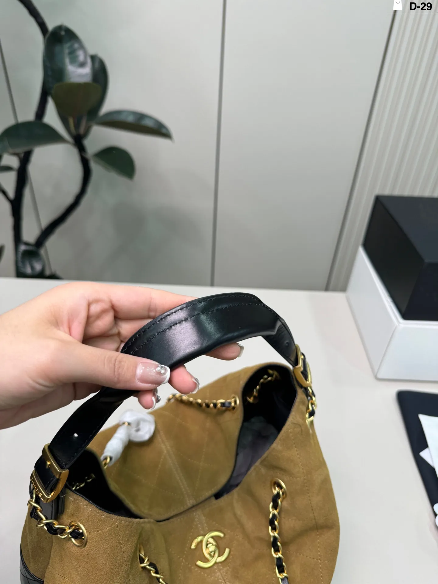 💰p270（羊皮） D-29尺寸34&times;25折叠盒 CHANEL香奈儿25A麂皮拼色托特包 复古又高级!链条肩带可单肩or手提，通勤，逛街都超百搭 麂皮材质柔软有质感，越用越有包浆，秋冬搭配大衣毛衣 氛围感拉满 ，实用又时髦!