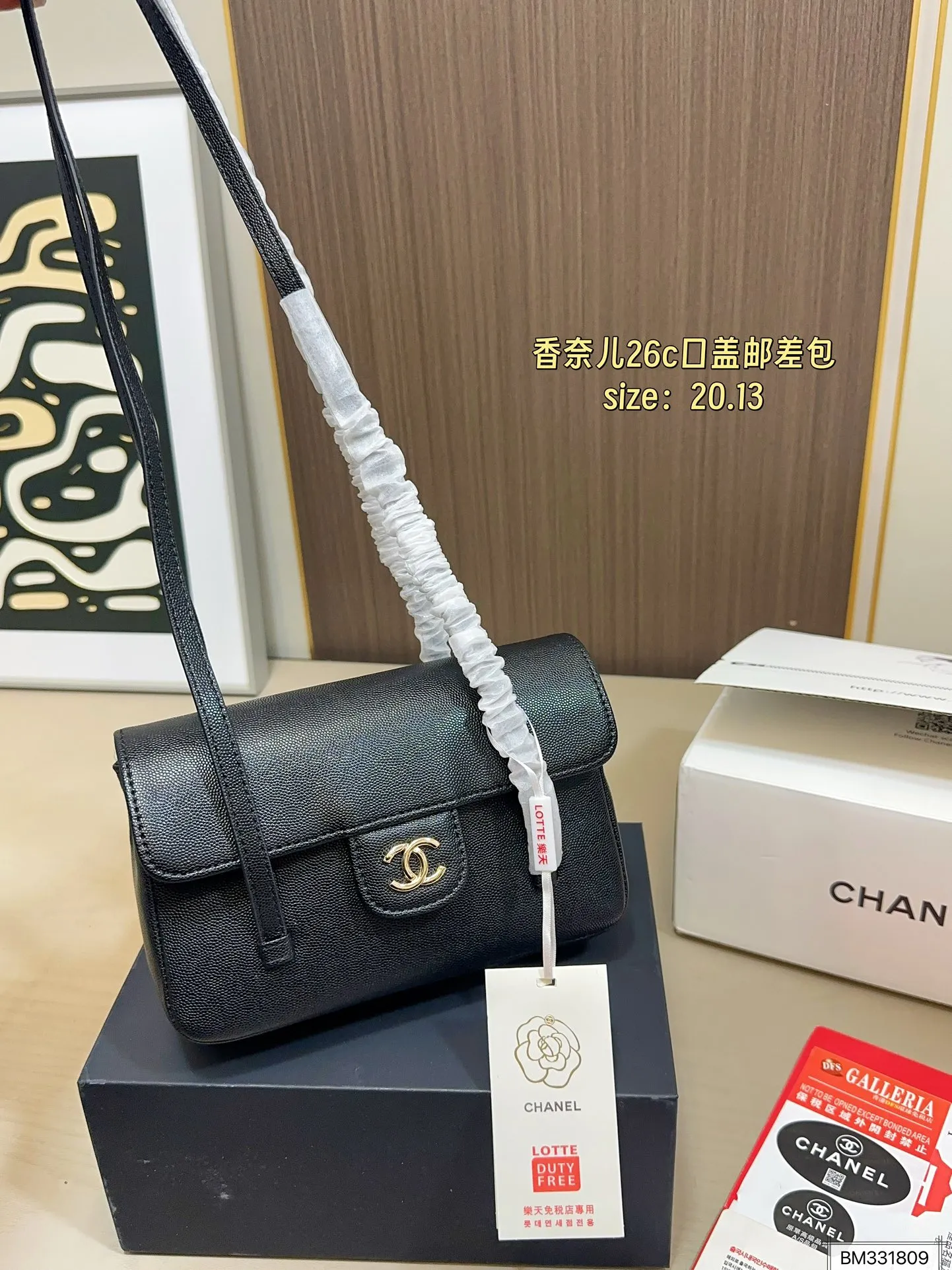 💰125(折叠盒飞机盒) 尺寸20×13 Chanel 香奈儿26c口盖邮差包 鱼子酱皮料颗粒感自带高级 比起链条款皮肩带更加舒适 双c logo小号隐藏按扣开合 又酷又时髦,慵懒又随性!