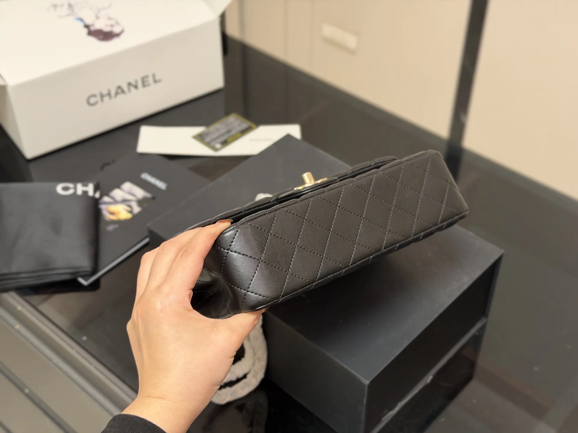 ¥190 ¥185 配折叠盒飞机盒 size:25cm 23cm 香奈儿 cf我们一直很用心在做 秒杀其他市面上的货 顶级羊皮纹 很舒服的一种! 不管您是谁 稳稳hold住哦✔️✔ 四季必备单品!