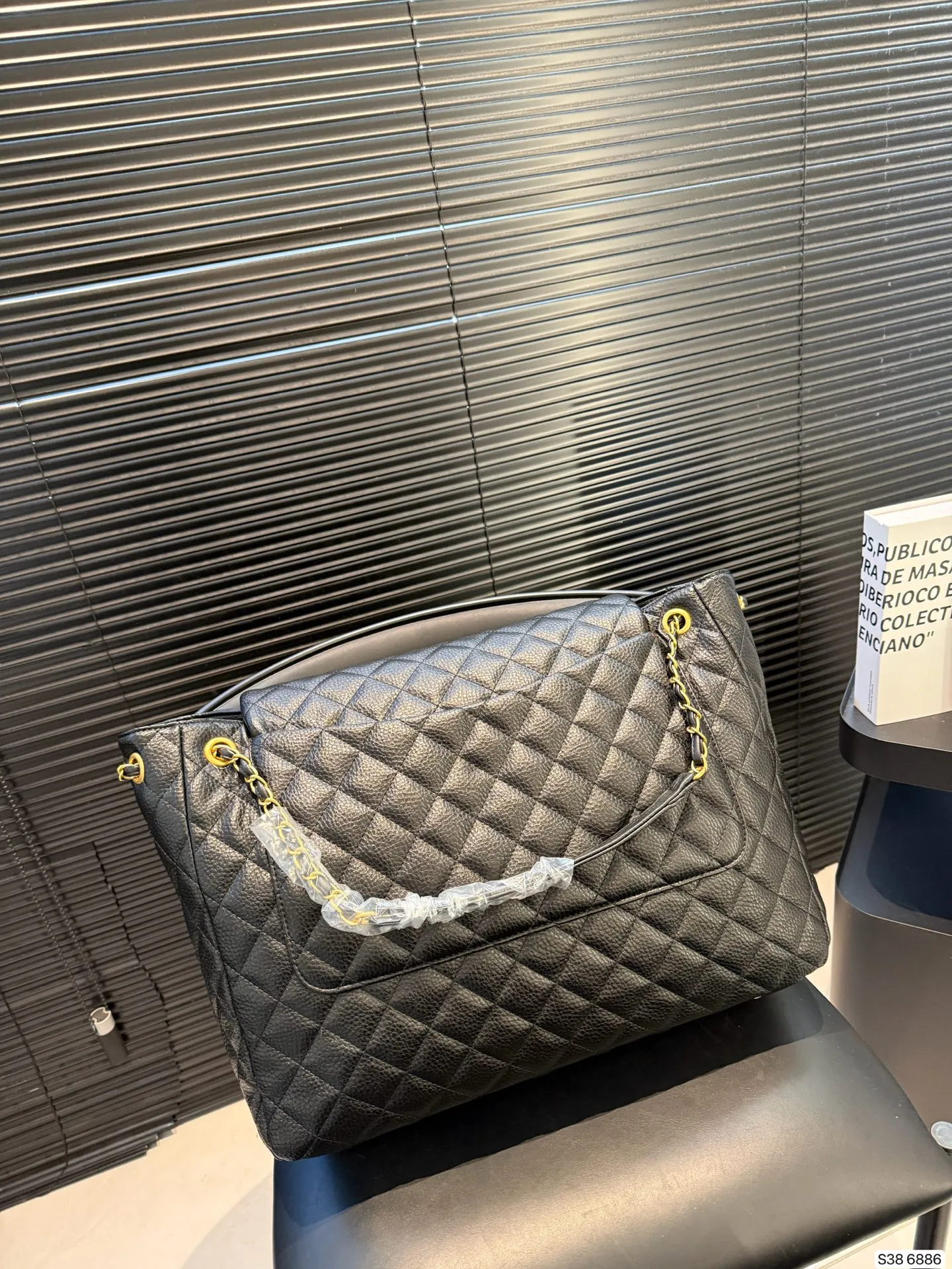 P240牛皮香奈儿要帅起来 一只Chanel就够了！ 🖤Chanel黑银 口袋大tote 很特别的款～ 可以单肩/斜挎/流浪 容量很大 牛皮很耐造 尺寸42 31 货号6886