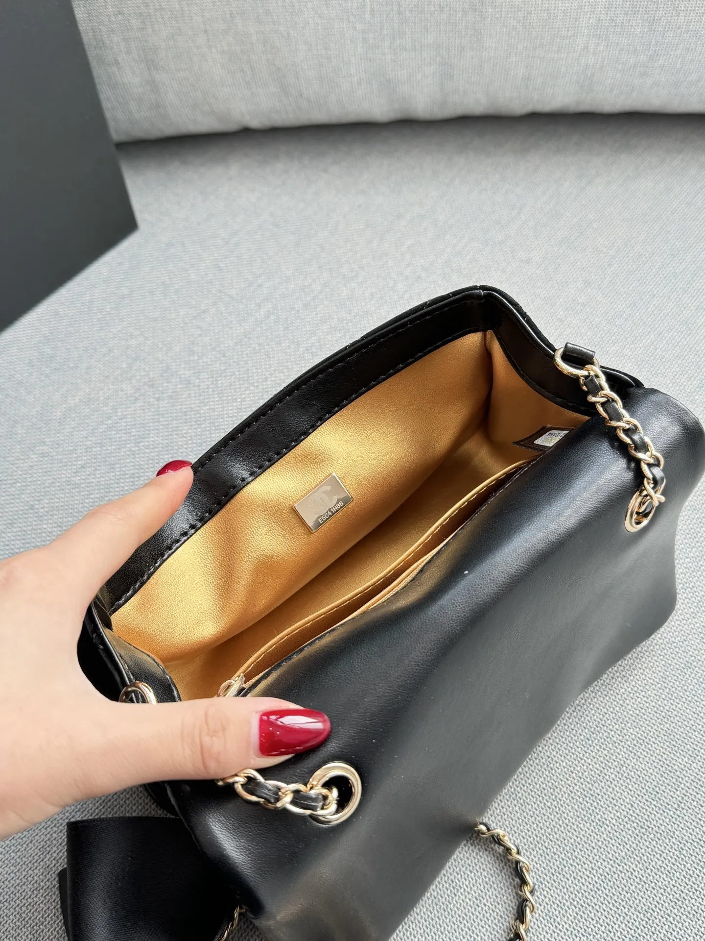 大💰170 小💰160 size：20&times;12/17&times;12 CHANEL香奈儿 Classic Flap CF 25A 丝绒 钻球 蝴蝶结 方胖子 链条包 单肩包 黑色丝绒材质+经典菱格纹，点缀小钻超精致。蝴蝶结装饰优雅复古，金属链条+双C标志，品牌感满满! 日常出街或晚宴都能轻松驾驭，丝绒自带光泽，四季都能搭配，实用又时髦，是香奈儿经典系列的代表作之一