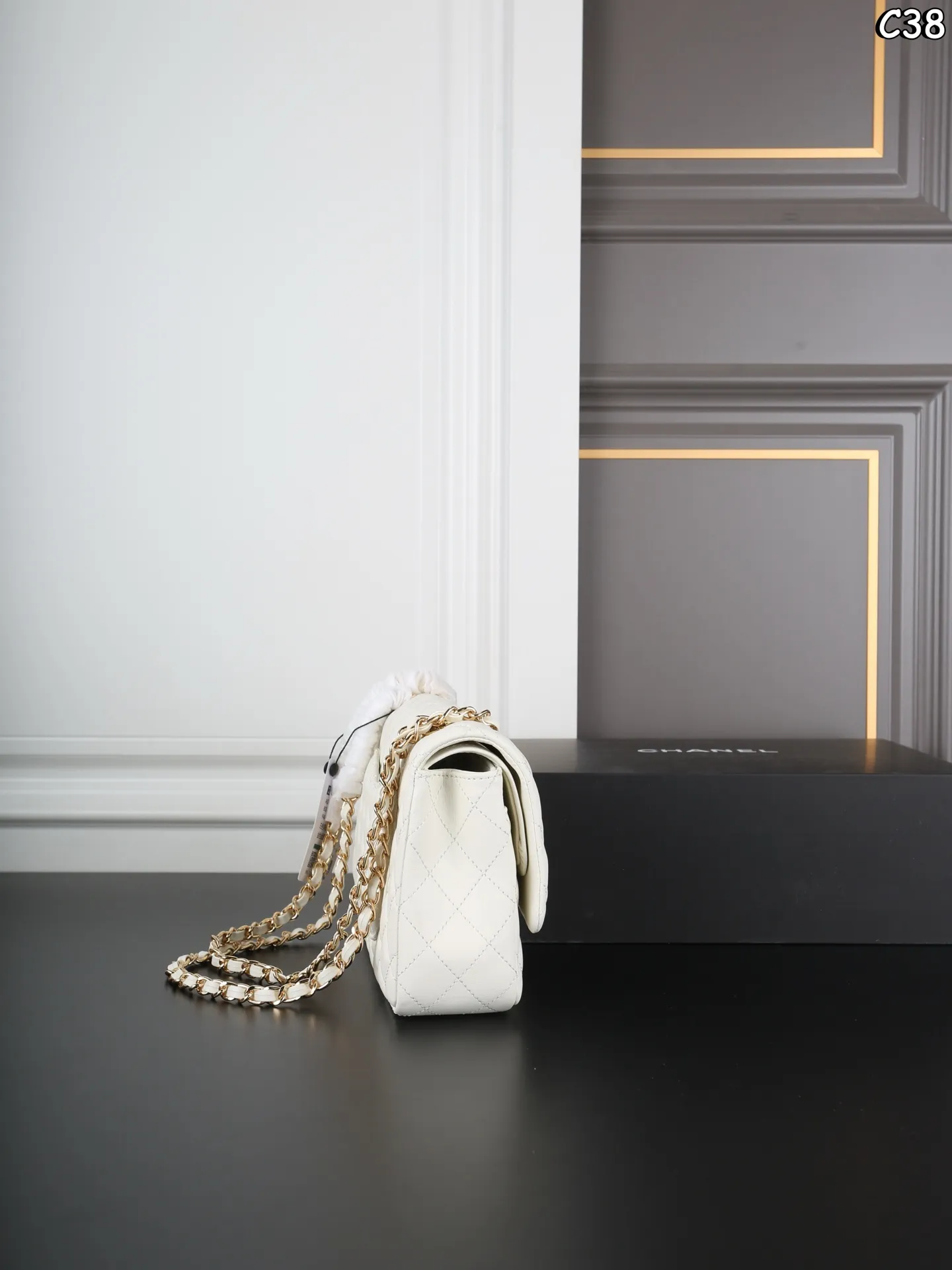 P185 全套礼盒 CHANEL香奈儿 Classic Flap CF 羊皮纹 链条包 口盖包斜挎单肩包 经典永不过时🌟 我真的无法拒绝这款小香[哇R] -黑金羊皮cf中号 经典款就是要配小羊🐑 更能体现出他的优雅 在阳光下光打在包包上真的不要太漂亮 是我心中的白月光了🤍 尺寸：25&times;15