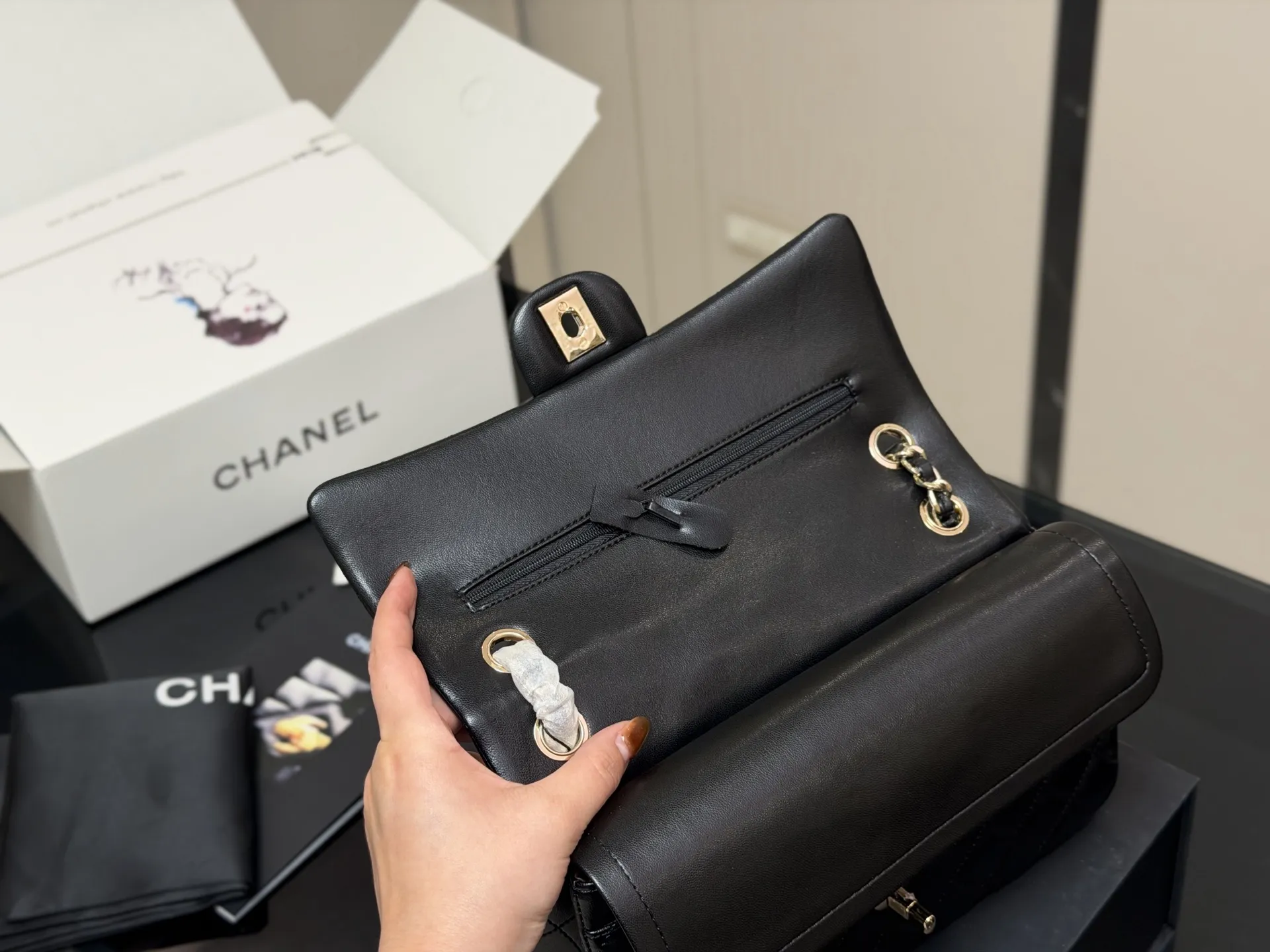 ¥190 ¥185 配折叠盒飞机盒 size:25cm 23cm 香奈儿 cf我们一直很用心在做 秒杀其他市面上的货 顶级羊皮纹 很舒服的一种! 不管您是谁 稳稳hold住哦✔️✔ 四季必备单品!