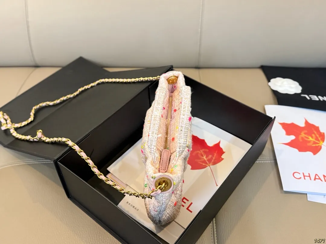 大号¥190折叠盒 小号¥170双盒 Chanel 香奈儿25K蝴蝶结包 香奈儿2025秋冬系列新品,搭配金色双C Logo,优雅又高级。包型灵感来自蝴蝶结,立体造型超有辨识度,容量适中,通勤或出行都很OK!链条肩带可手提/肩背,实用又时髦。尺寸32 27/21 16