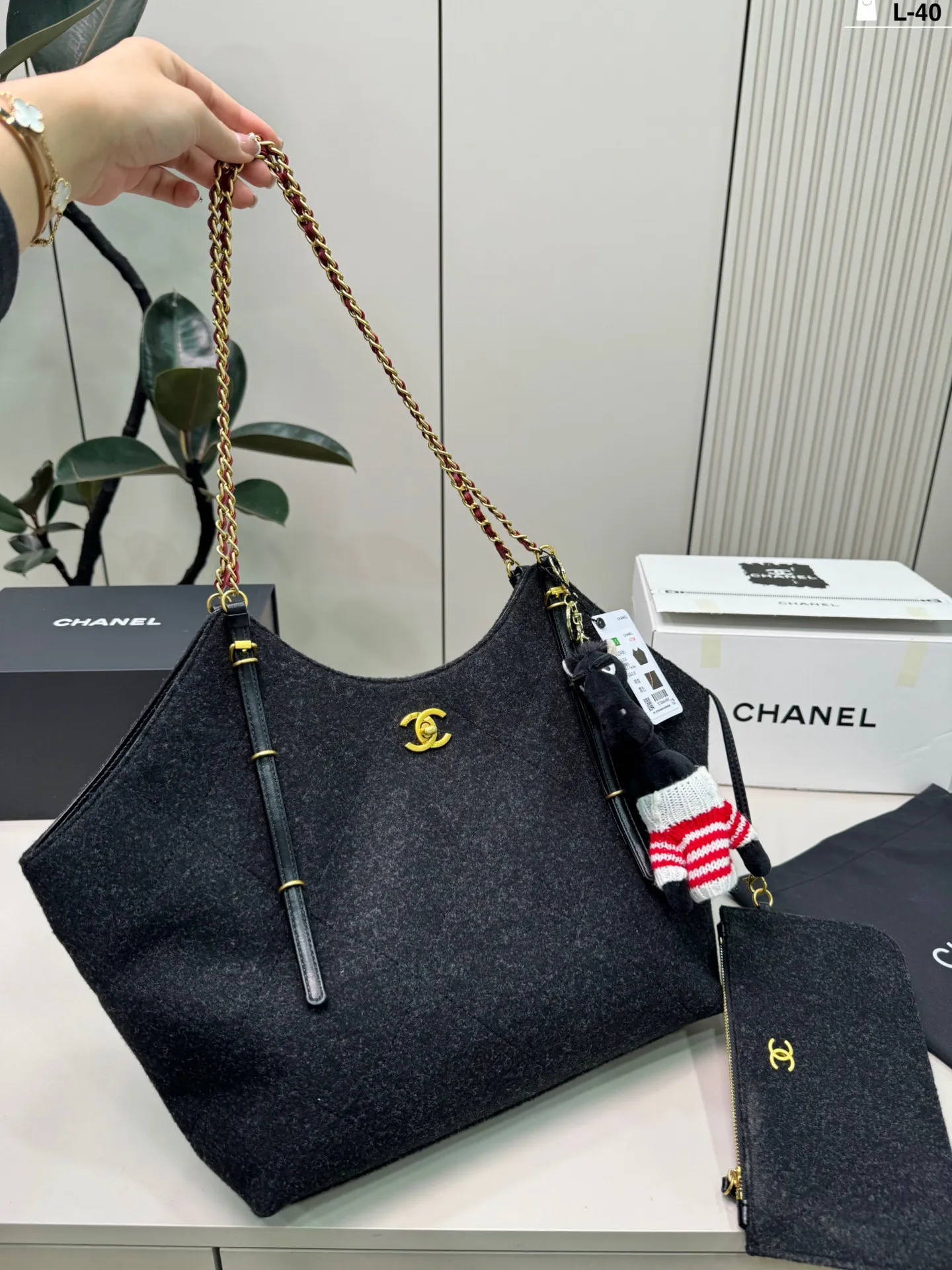 💰p210(配挂件) L-40尺寸32×22折叠盒 Chanel 香奈儿 26c毛毡Tote托特包腋下毛呢购物袋 优雅又松弛-,毛毡材质柔软轻盈,日常通勤、休闲出街都超适合!百搭不挑人~26C系列是Vic设计的收官之作,实用又有收藏价值,时髦精必入!