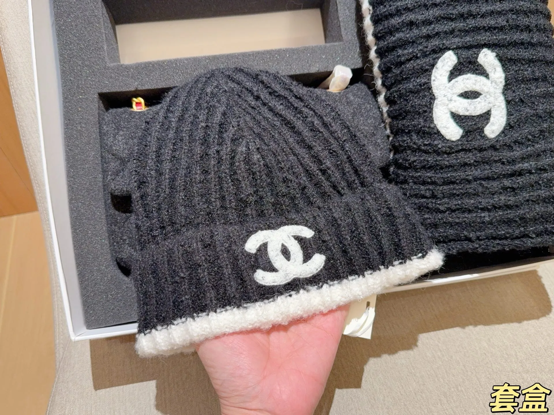💰250 CHANEL香奈儿 超值套盒毛呢cf 香奈儿围巾+帽子 尺寸25&times;15 礼盒包装🎁