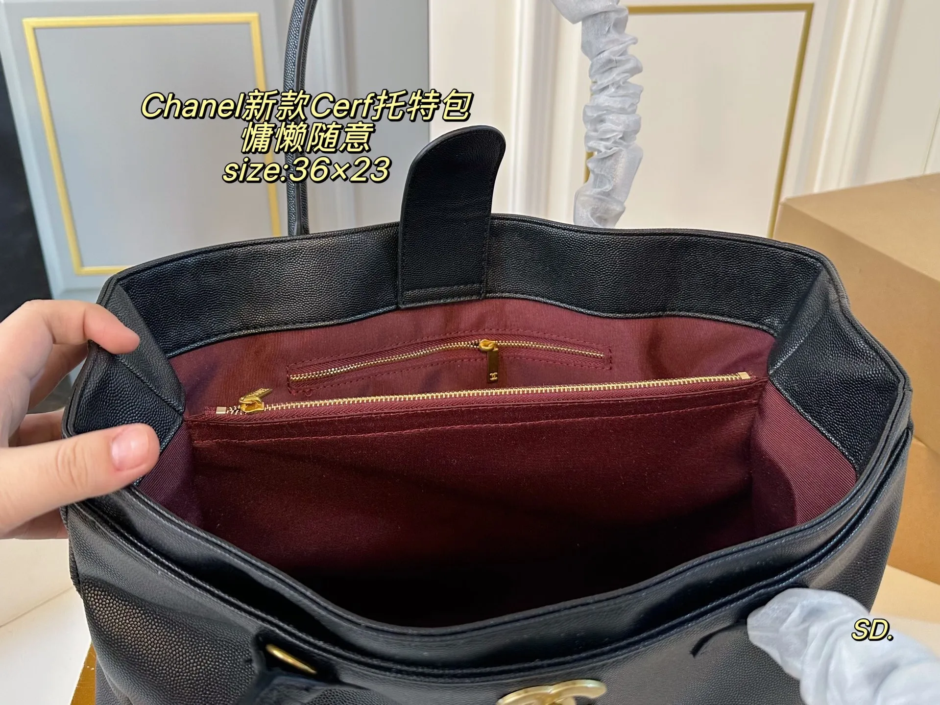 P150(无盒) size:36×23 Chanel香奈儿新款Cerf托特包❤️ 简约大方,高级感满满 上身自带氛围感↗️ 温柔慵懒随意感十足✔️ 皮子软软糯糯的质量太好了~ 空间超赞,满足日常出行‼️