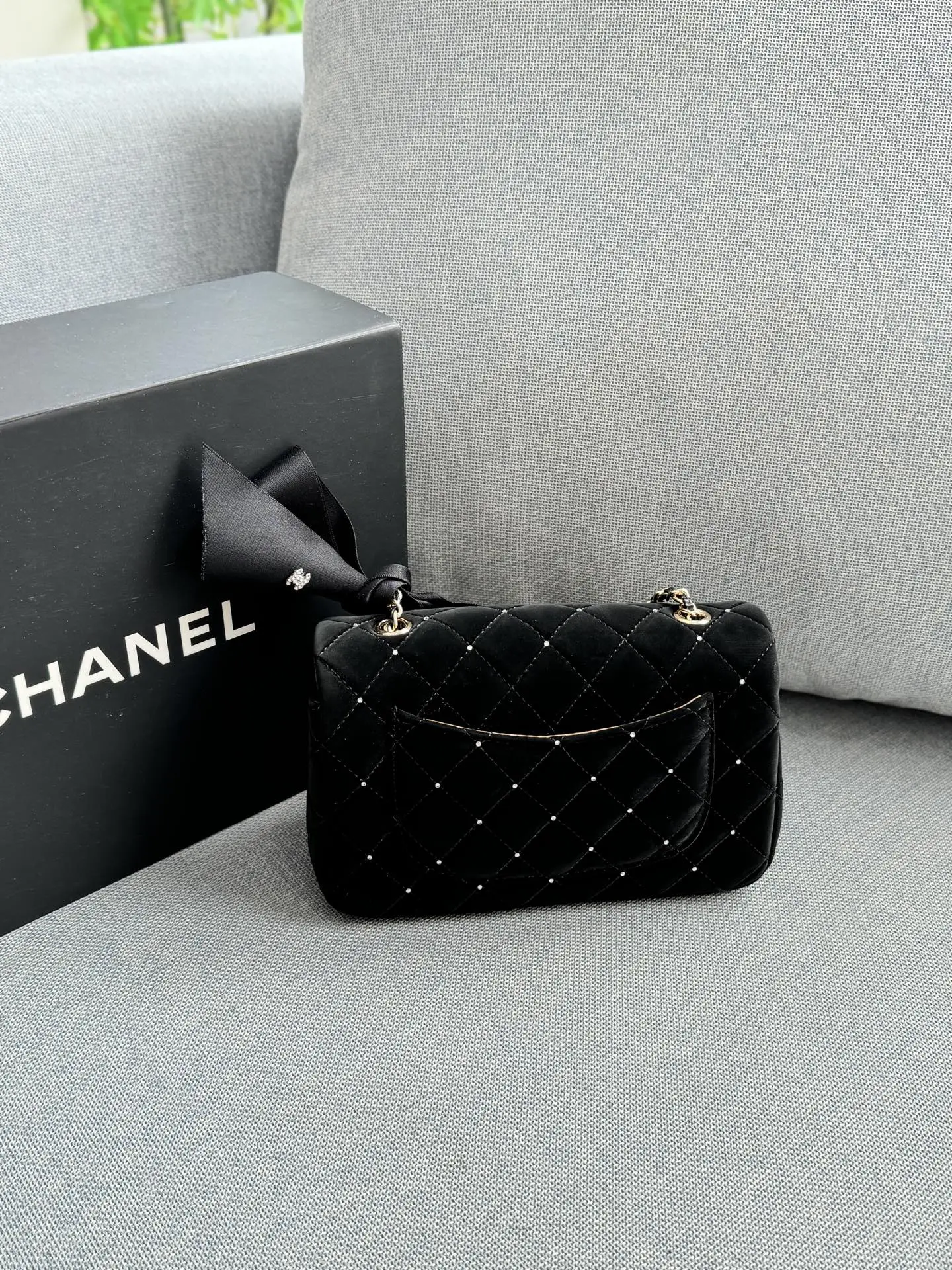 大💰170 小💰160 size：20&times;12/17&times;12 CHANEL香奈儿 Classic Flap CF 25A 丝绒 钻球 蝴蝶结 方胖子 链条包 单肩包 黑色丝绒材质+经典菱格纹，点缀小钻超精致。蝴蝶结装饰优雅复古，金属链条+双C标志，品牌感满满! 日常出街或晚宴都能轻松驾驭，丝绒自带光泽，四季都能搭配，实用又时髦，是香奈儿经典系列的代表作之一