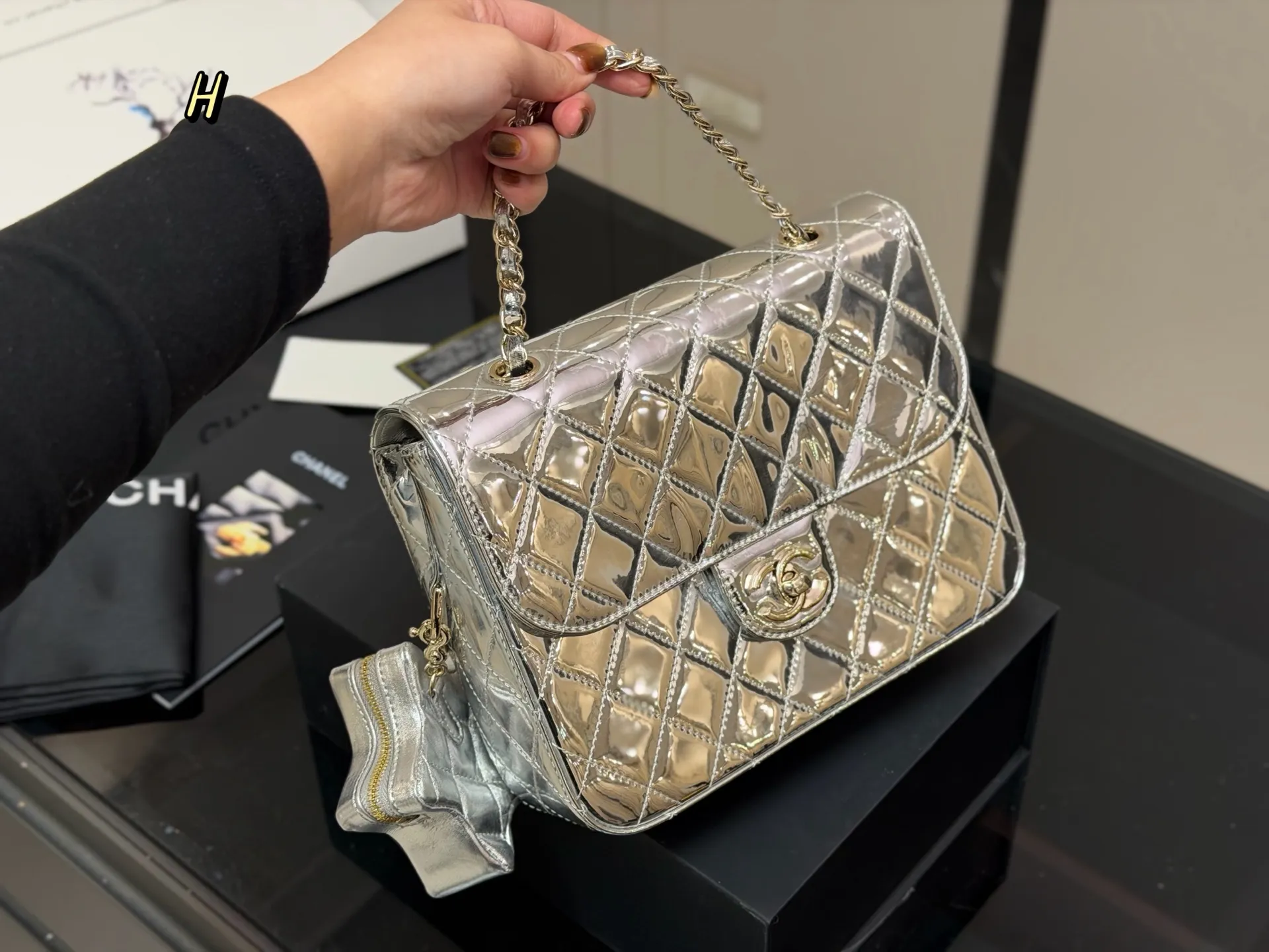 &yen;215 配折叠盒 size：24*19cm 香奈儿 24C 漆皮双肩包 这个真的是太太太好看了! 金的刚刚好不俗艳不张扬很能装！ ⚠️还有小星星⭐️哦！