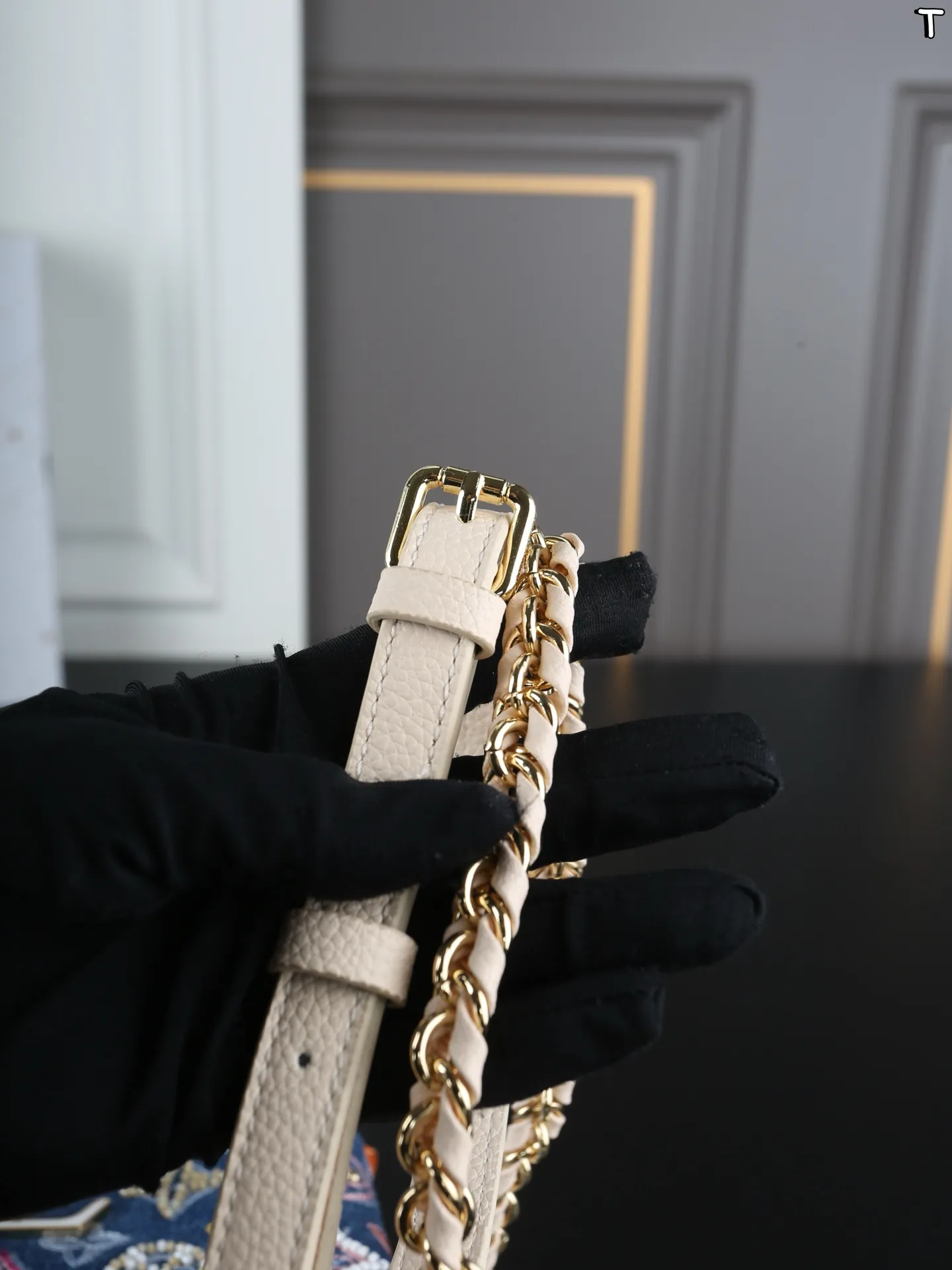 大P220 折叠盒 小P215 折叠盒 LV Capucines 珐琅logo 丹宁牛仔布 卡普辛手提包 单肩斜挎手提包 LV牛仔系列永远都不会出错的好看 太爱这款小牛仔包啦 经典包型别错过～ 白贝母标高级感满满 尺寸：27&times;18/20&times;13.5