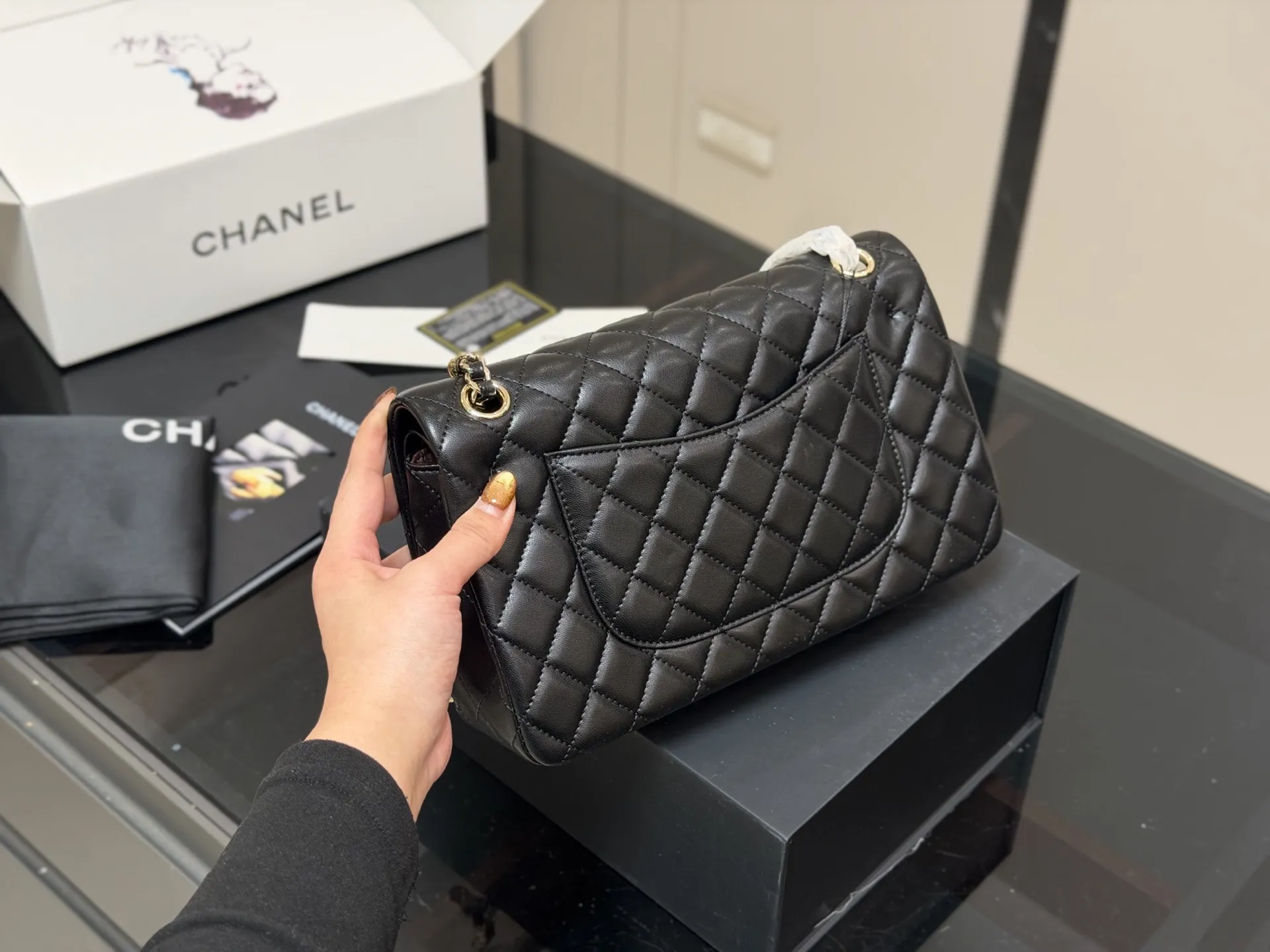 &yen;190 &yen;185 配折叠盒飞机盒 size:25cm 23cm 香奈儿 cf我们一直很用心在做 秒杀其他市面上的货 顶级羊皮纹 很舒服的一种！ 不管您是谁 稳稳hold住哦✔️✔ 四季必备单品！