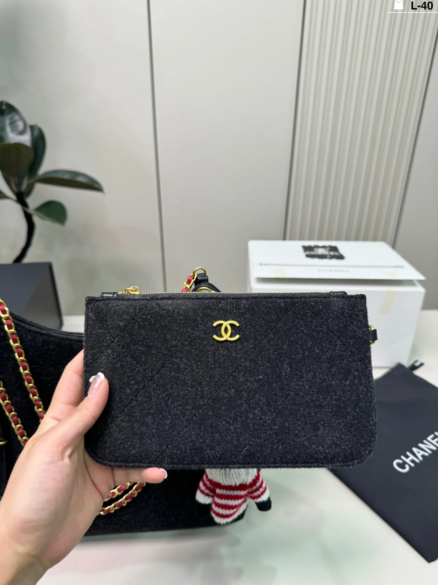 💰p210(配挂件) L-40尺寸32×22折叠盒 Chanel 香奈儿 26c毛毡Tote托特包腋下毛呢购物袋 优雅又松弛-,毛毡材质柔软轻盈,日常通勤、休闲出街都超适合!百搭不挑人~26C系列是Vic设计的收官之作,实用又有收藏价值,时髦精必入!