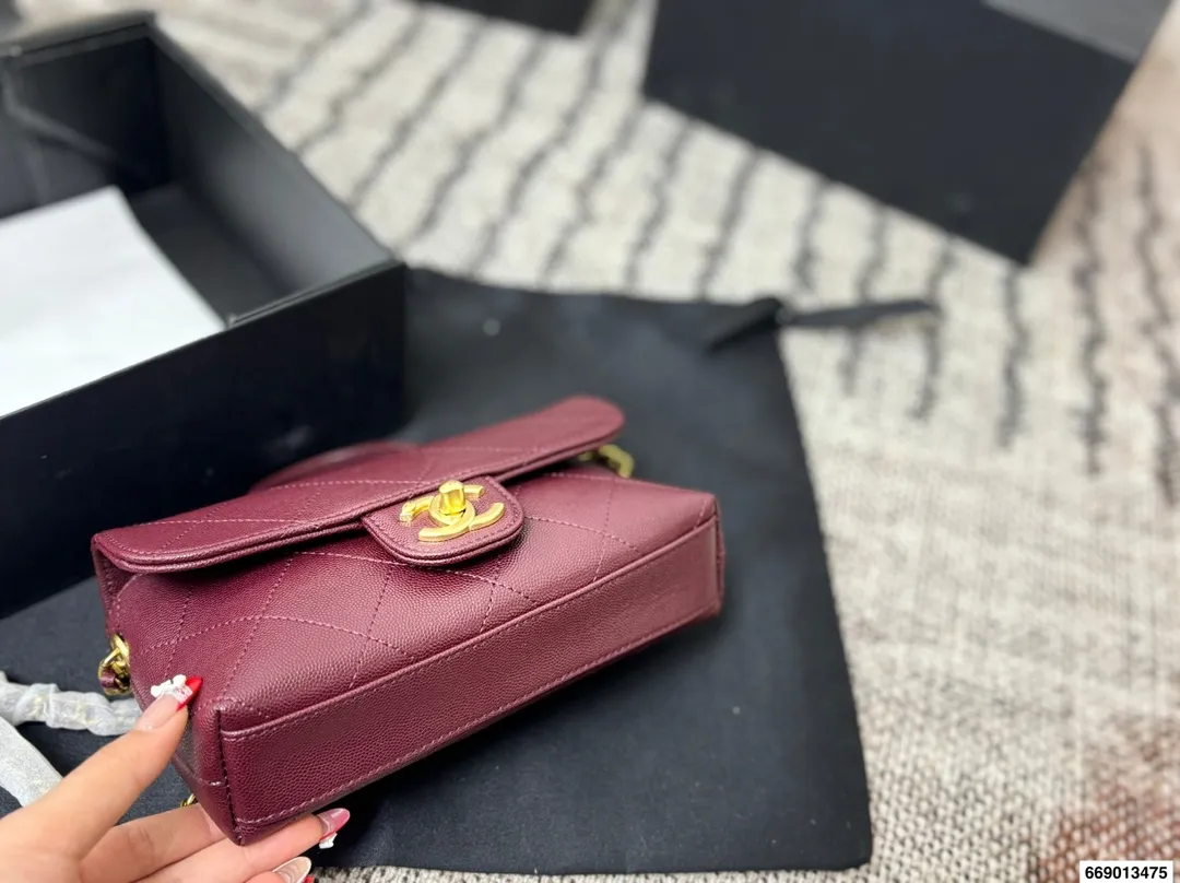 P165配飞机盒折叠盒 香奈儿Chanel 25K｜怎么能抵挡住香奈美的魅力 白色这叫一个经典 复古优雅 满满的高级感 大小适中 容量感人 休闲正装皆可轻松驾驭 尺寸19 13 货号5776