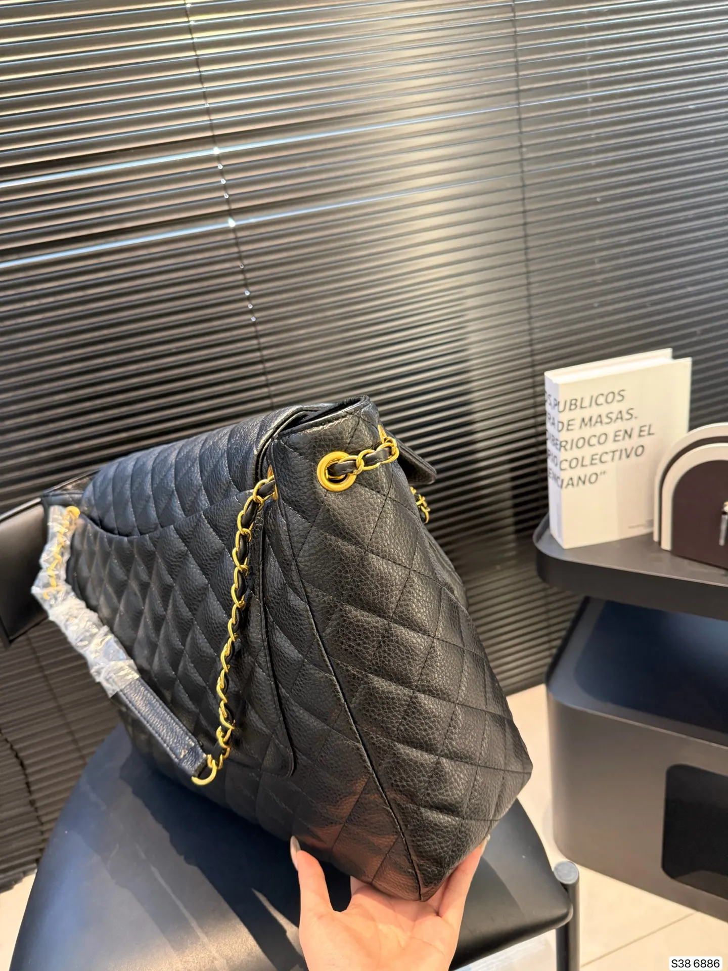 P240牛皮香奈儿要帅起来 一只Chanel就够了! 🖤Chanel黑银 口袋大tote 很特别的款~ 可以单肩/斜挎/流浪 容量很大 牛皮很耐造 尺寸42 31 货号6886