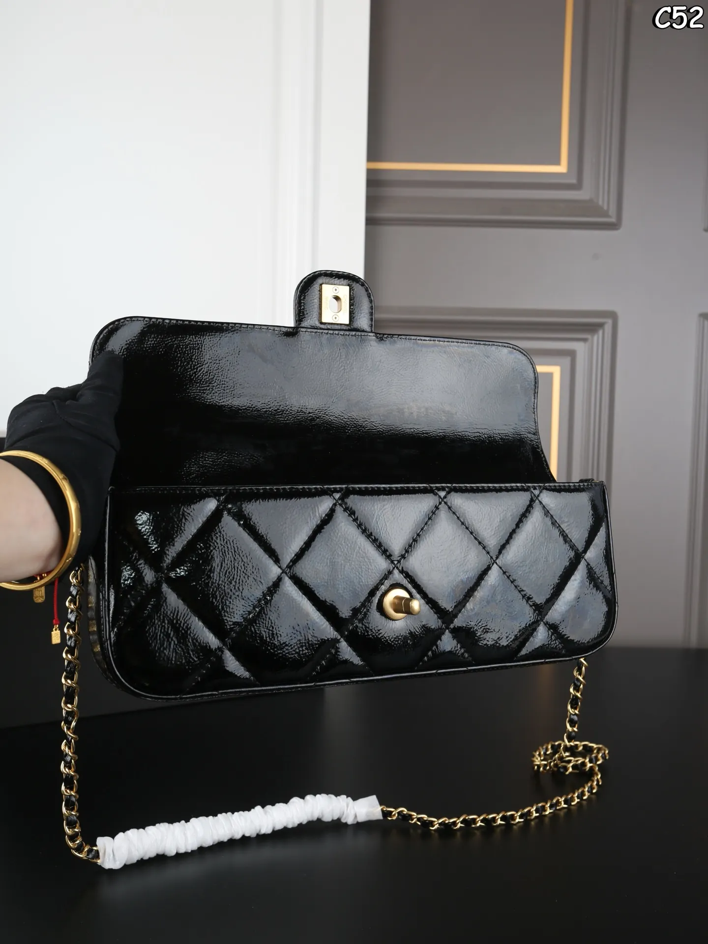 大P260 全套礼盒 小P250 全套礼盒 CHANEL香奈儿 25K 油蜡皮 法棍包 单肩手提包 链条包 高级迷人的质感💫 长度也玩得超大胆 香风的经典符号被重新唤醒 Lulu Tenney的清冷感完美驾驭 小香新款手柄法棍包~也太优雅高级 尺寸：31&times;12/19&times;12