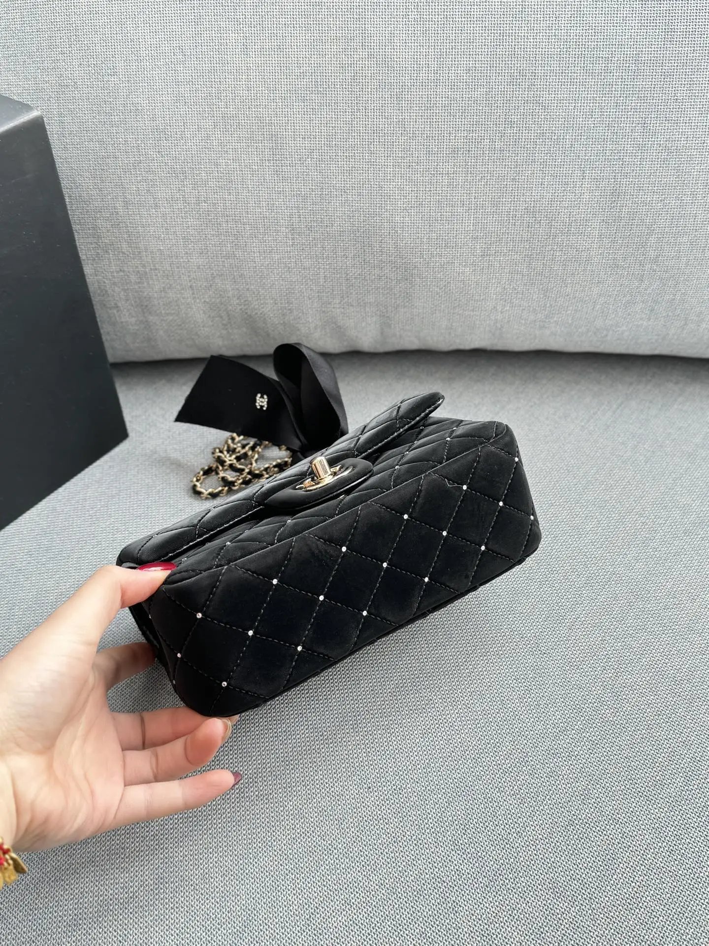 大💰170 小💰160 size:20×12/17×12 CHANEL香奈儿 Classic Flap CF 25A 丝绒 钻球 蝴蝶结 方胖子 链条包 单肩包 黑色丝绒材质+经典菱格纹,点缀小钻超精致。蝴蝶结装饰优雅复古,金属链条+双C标志,品牌感满满! 日常出街或晚宴都能轻松驾驭,丝绒自带光泽,四季都能搭配,实用又时髦,是香奈儿经典系列的代表作之一