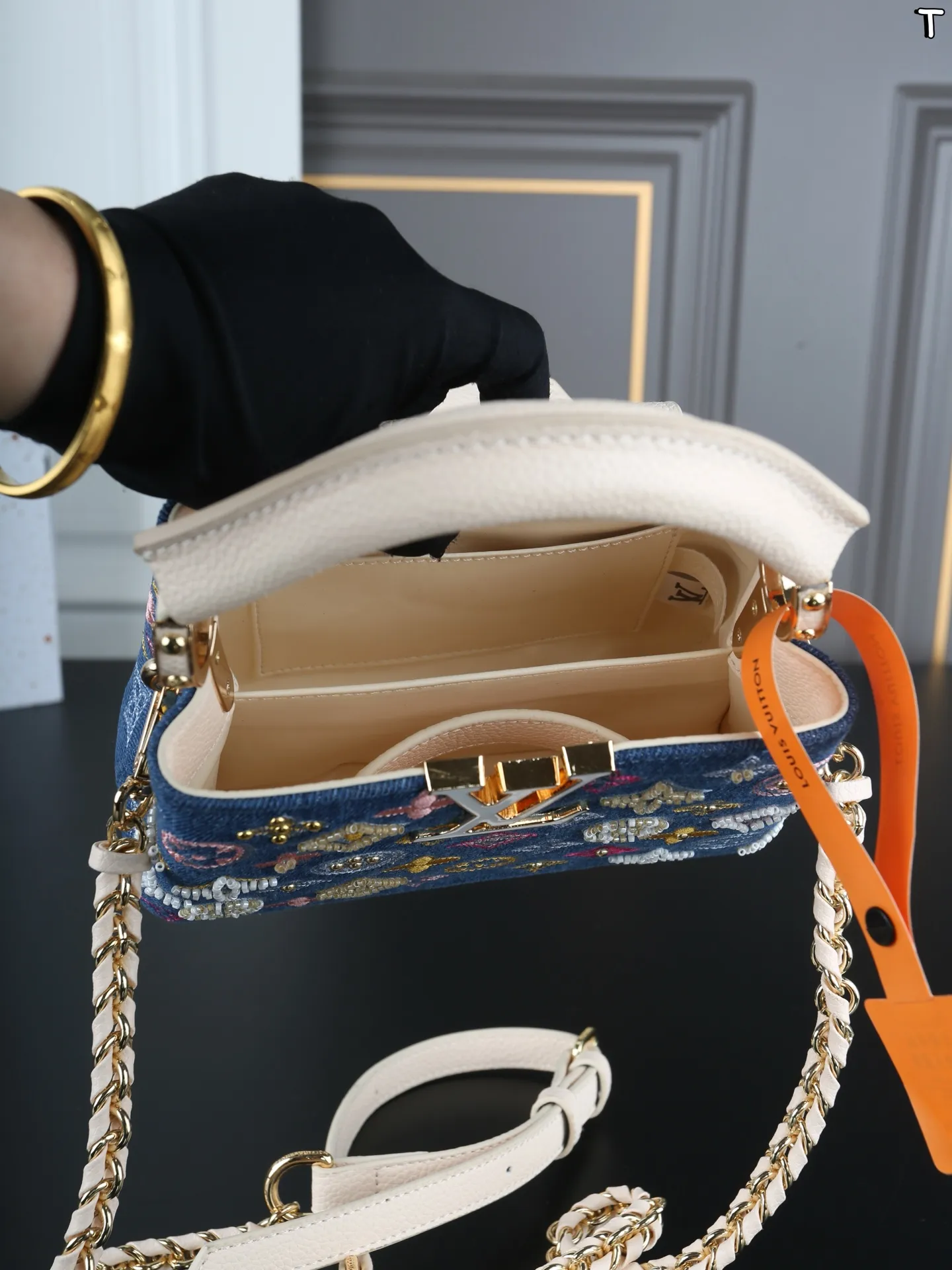 大P220 折叠盒 小P215 折叠盒 LV Capucines 珐琅logo 丹宁牛仔布 卡普辛手提包 单肩斜挎手提包 LV牛仔系列永远都不会出错的好看 太爱这款小牛仔包啦 经典包型别错过~ 白贝母标高级感满满 尺寸:27×18/20×13.5