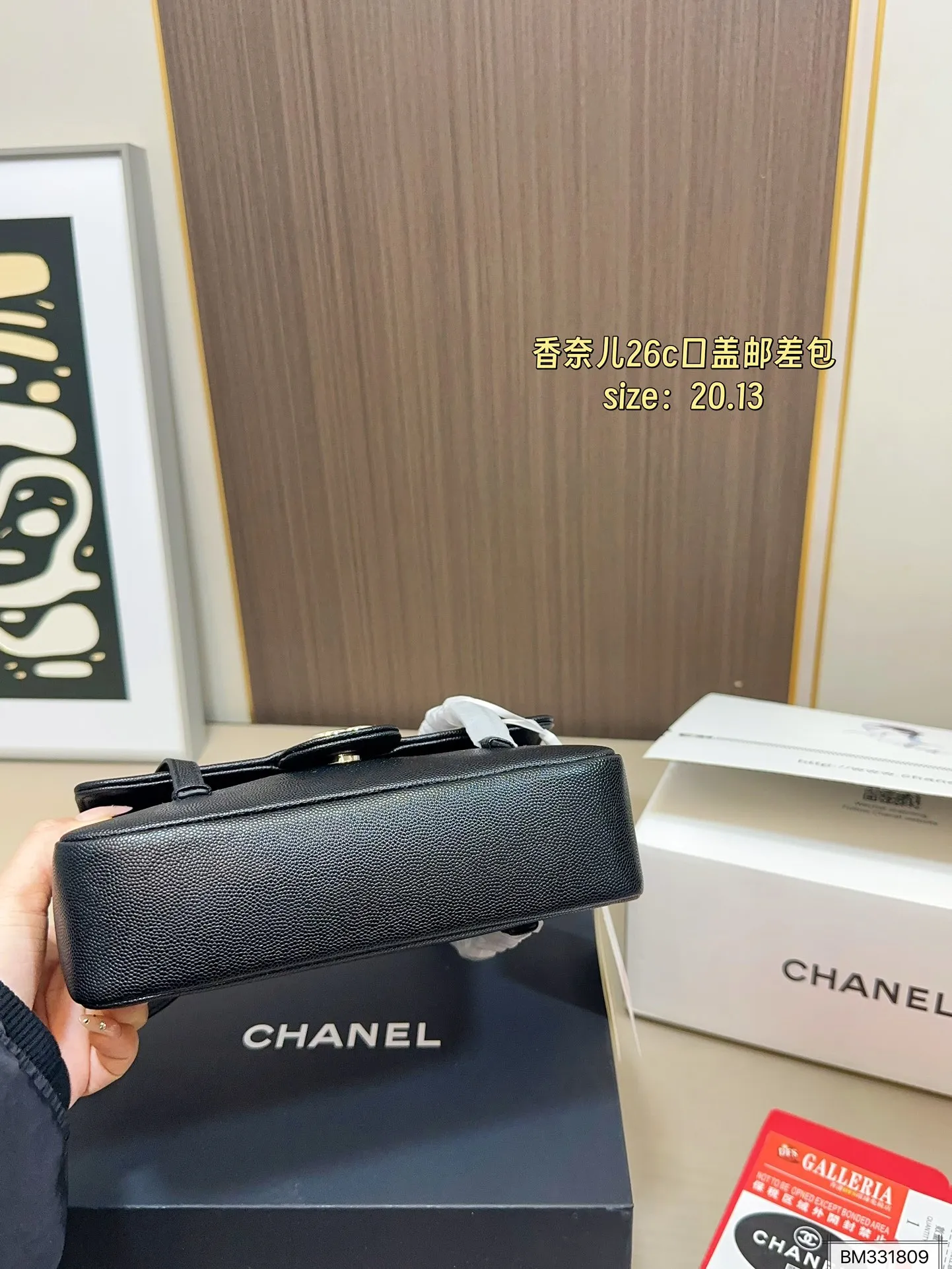 💰125（折叠盒飞机盒） 尺寸20&times;13 Chanel 香奈儿26c口盖邮差包 鱼子酱皮料颗粒感自带高级 比起链条款皮肩带更加舒适 双c logo小号隐藏按扣开合 又酷又时髦，慵懒又随性！
