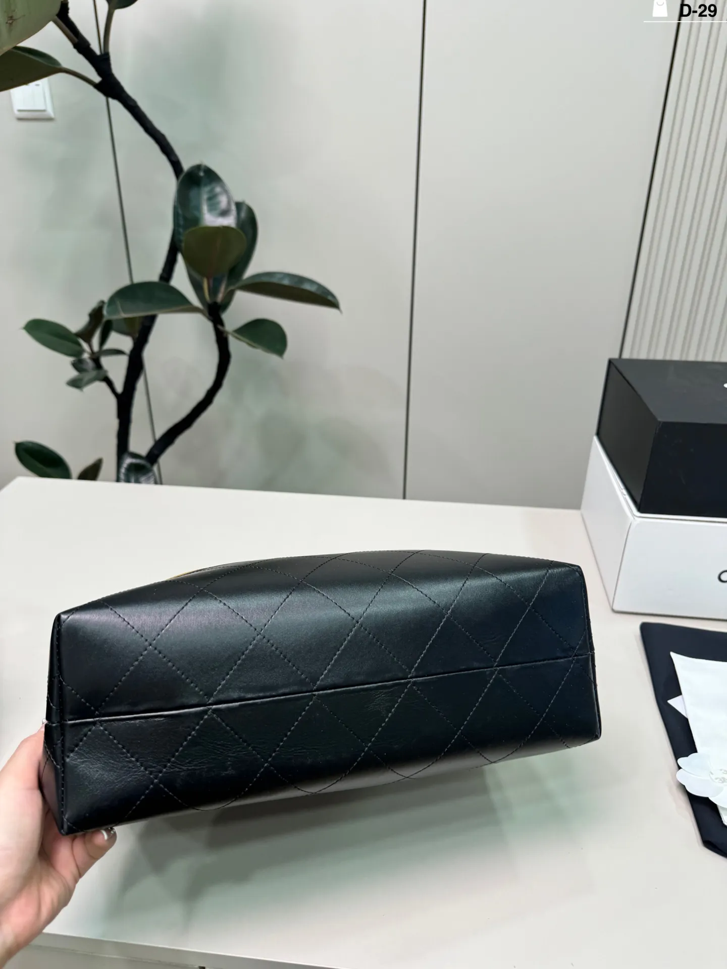 💰p270（羊皮） D-29尺寸34&times;25折叠盒 CHANEL香奈儿25A麂皮拼色托特包 复古又高级!链条肩带可单肩or手提，通勤，逛街都超百搭 麂皮材质柔软有质感，越用越有包浆，秋冬搭配大衣毛衣 氛围感拉满 ，实用又时髦!