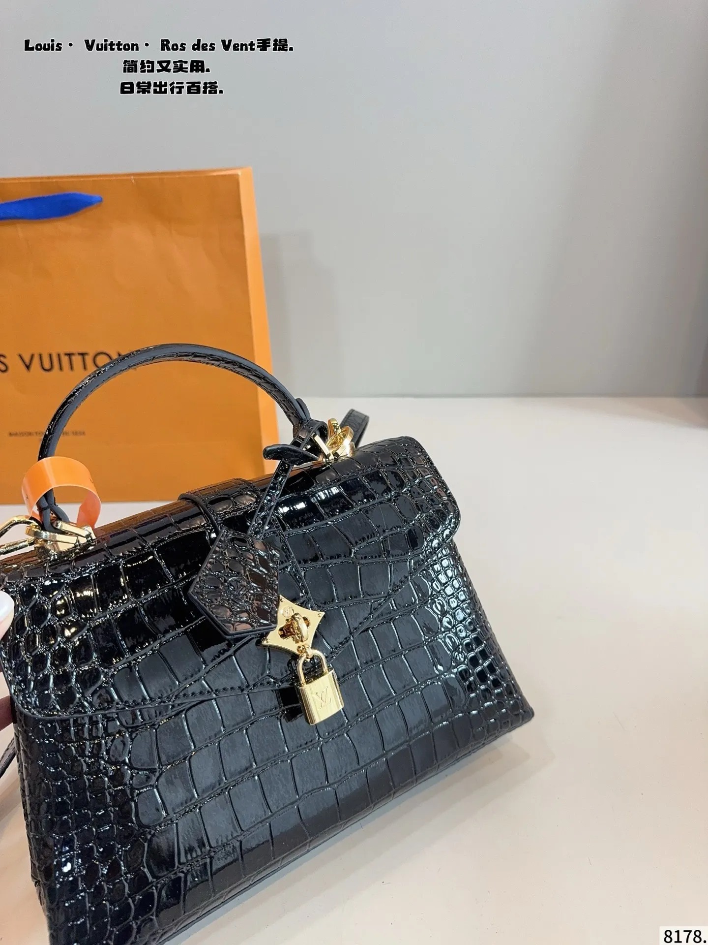 p180p170配礼盒🎁. LV Capucines bb 手提包 今年最多明星街拍的LV包包你能想到哪些款式呢?恐怕大多女性都会把目光锁定到柔软的荔枝纹Taurillon系列吧,因为全都是高端之选,无论是休闲商务都是最有品味的,Capucines bb 设计很有亮点,几乎是人见人爱的,在明星街拍中也最常见到,范冰冰、高圆圆等明星都是它的忠粉呢,尺寸小巧的迷你包,比起大号要显得甜美许多,尺寸:大号27*9*18/20*7*13cm