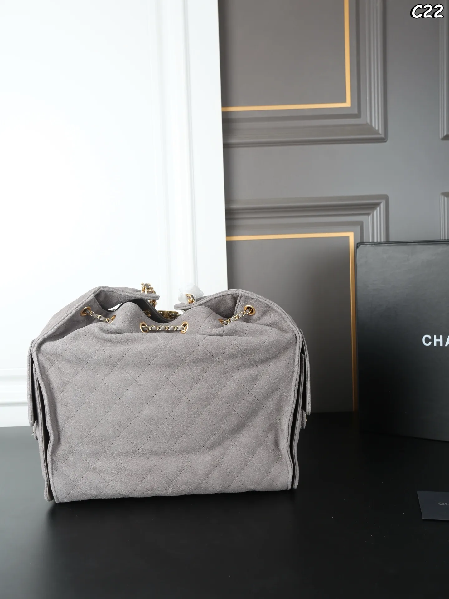 大号P310 折叠盒 小号P280 折叠盒 CHANEL香奈儿 25Bag 25C 麂皮 HOBO 抽绳水桶包 链条包 腋下包 手提单肩包 新款水桶包~大HOBO🎉每一只都超好看! 金色的链条和logo又增添了一丝奢华感 25时尚圈的“新宠”,引领潮流新风尚 侧面的口袋装饰很有都市感工装风 给整体增加了不少时尚因素 尺寸:30×29/26×19