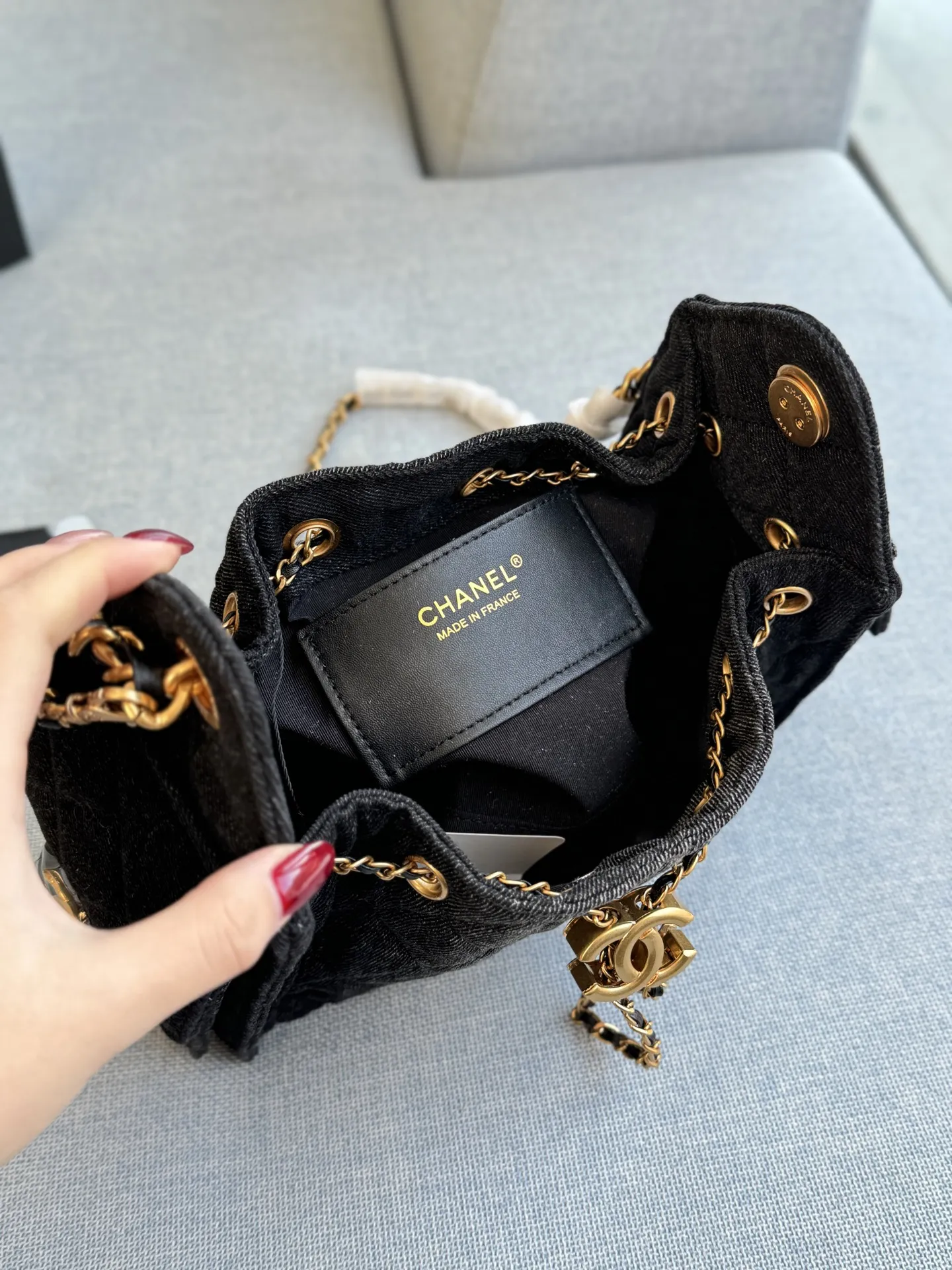 💰215 折叠盒 size:21×14 CHANEL香奈儿 25Bag 春夏系列 丹宁牛仔布 Hobo 腋下包链条包单肩包 香奈儿这款牛仔包好好看 一眼爱上 夏日氛围感满满 超好看 甜美夏日感色系25bag 复古又现代~ 属于夏天的颜色~