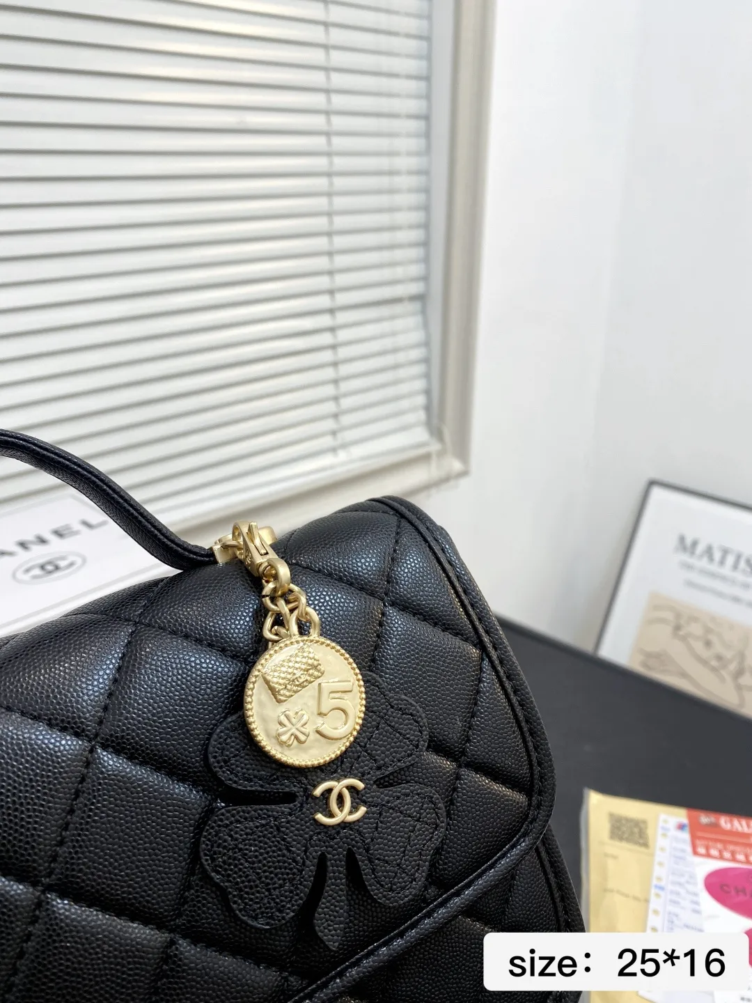 🅿️💰195 配折叠盒 尺寸25*16 香奈儿Chanel 25K｜怎么能抵挡住香奈美的魅力 白色这叫一个经典 复古优雅 满满的高级感 大小适中 容量感人 休闲正装皆可轻松驾驭 5644