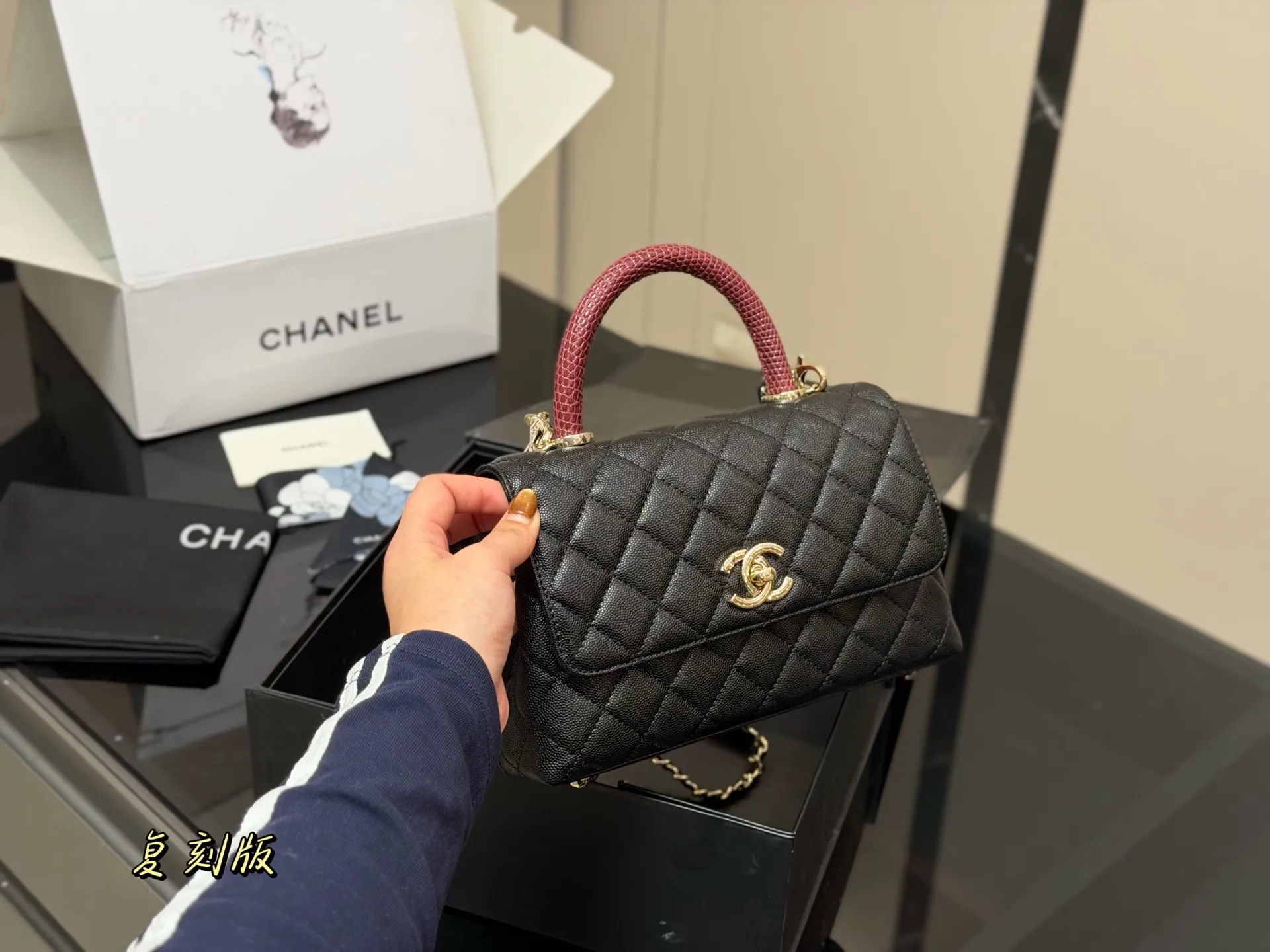 &yen;190 配折叠盒飞机盒 size：23*14cm 香奈儿coco handle 手提包 粒面牛皮材质 原版K金！！