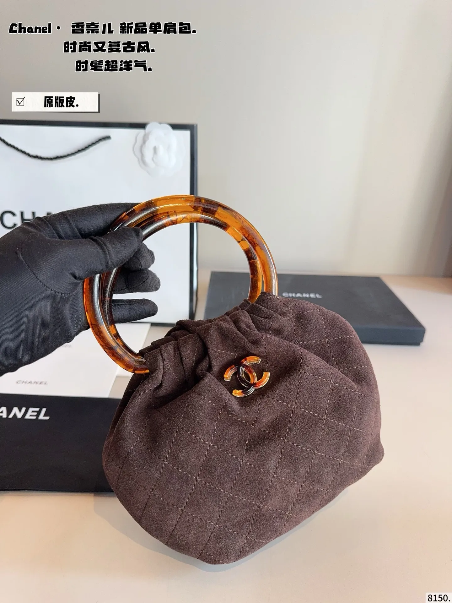 p220.纯皮. chanel香奈儿26c 超精彩的萌物🧉 圆圈小包包好可爱👝 复古玳瑁手柄的设计 透着微微光泽 容易也很客观～手机日用品能放下的哦 材质摸起来触感也很好 超级舒服 推出新系列啦~ 完全是拽姐与甜美的全新组合! 快来寻找属于你的小废包 尺寸：14*8^17cm