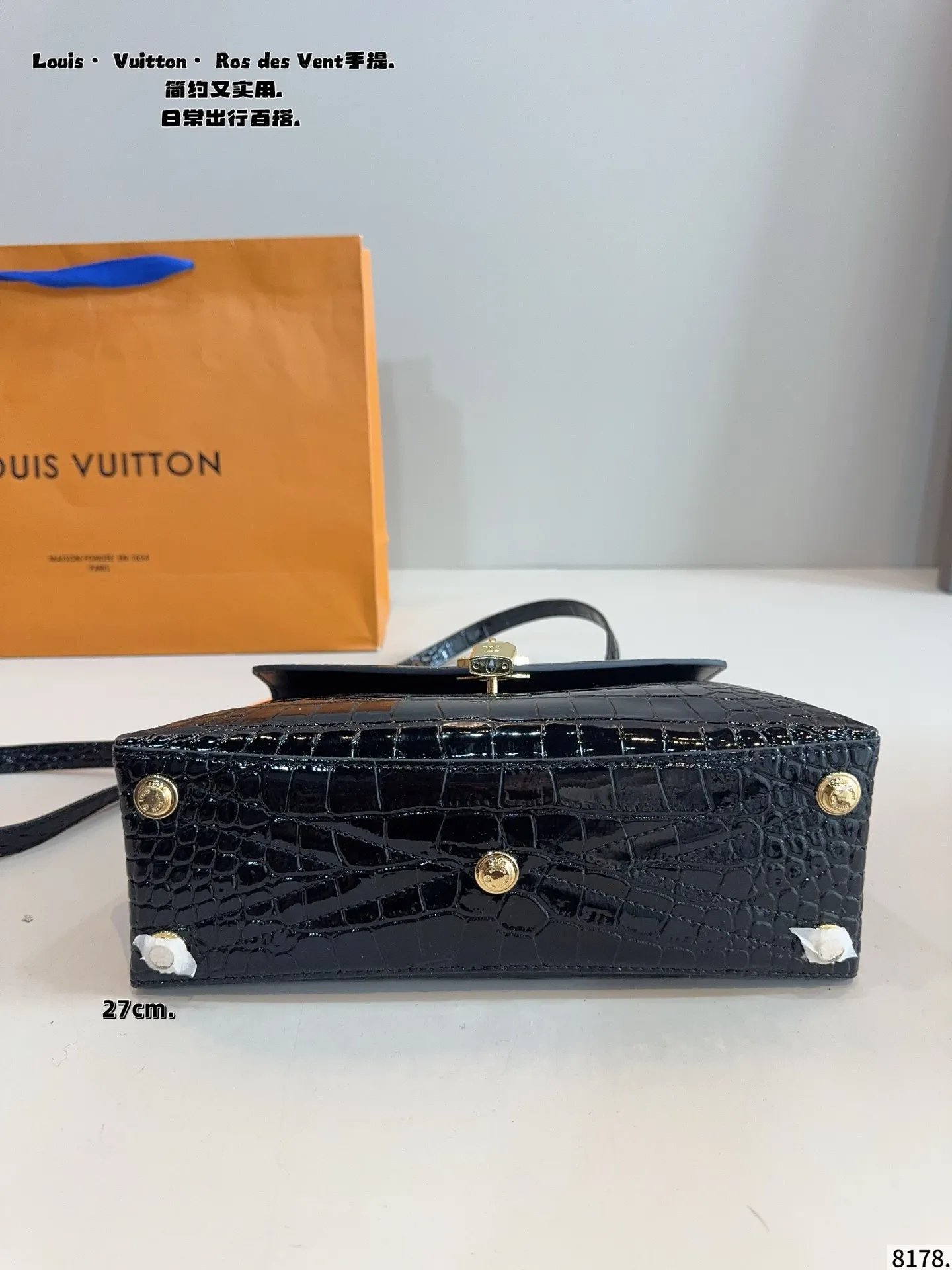 p180p170配礼盒🎁. LV Capucines bb 手提包 今年最多明星街拍的LV包包你能想到哪些款式呢？恐怕大多女性都会把目光锁定到柔软的荔枝纹Taurillon系列吧，因为全都是高端之选，无论是休闲商务都是最有品味的，Capucines bb 设计很有亮点，几乎是人见人爱的，在明星街拍中也最常见到，范冰冰、高圆圆等明星都是它的忠粉呢，尺寸小巧的迷你包，比起大号要显得甜美许多，尺寸：大号27*9*18/20*7*13cm