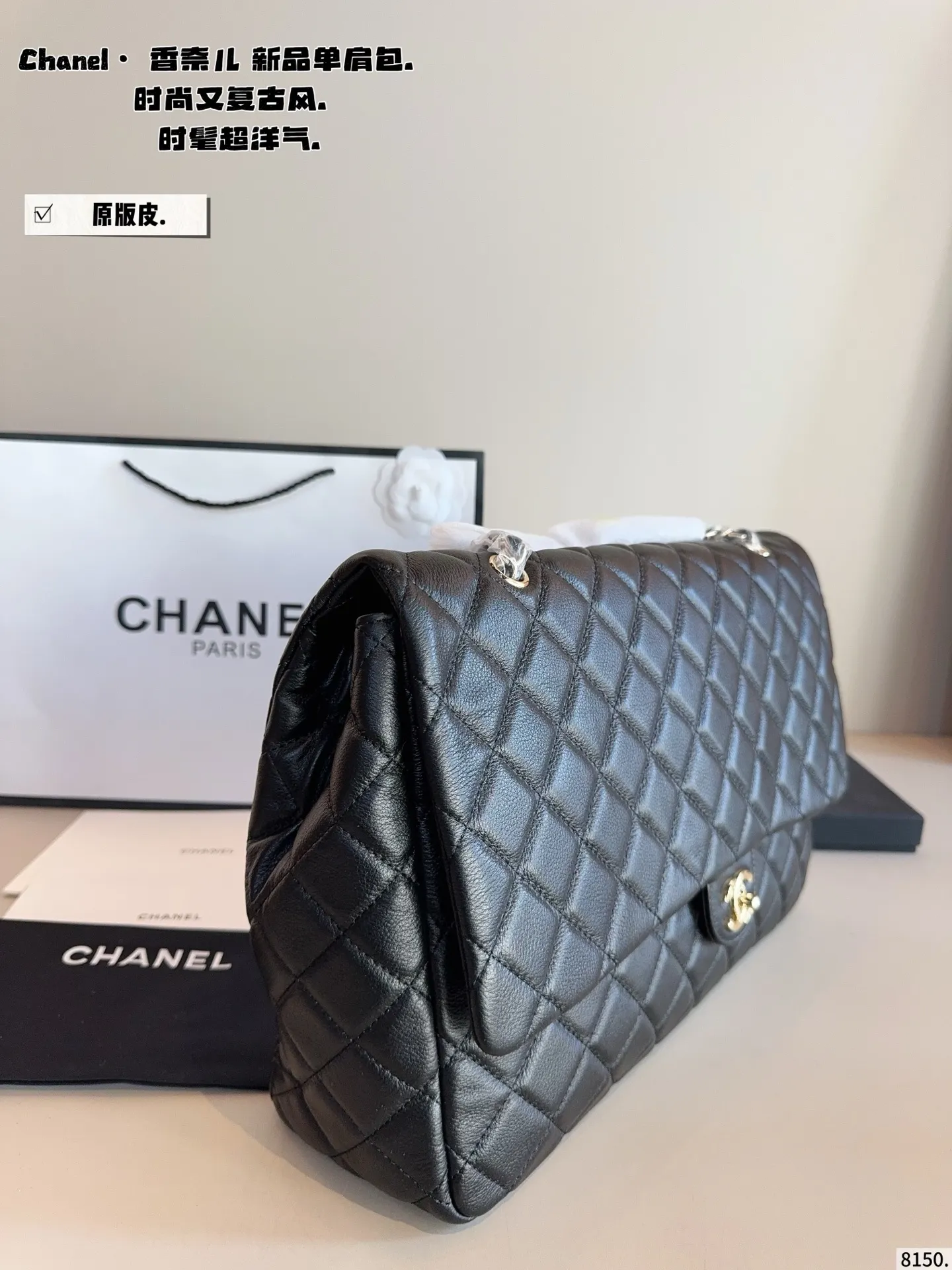 p310 香奈儿外缝线 机场包.好喜欢这种手工缝制感 菱格交错的缝线， 织于柔软的CF表面， 手工痕迹更凸显， 也保留了香奈儿标志元素， 越用越有味道，越旧越有味道尺寸/39*11*27cm