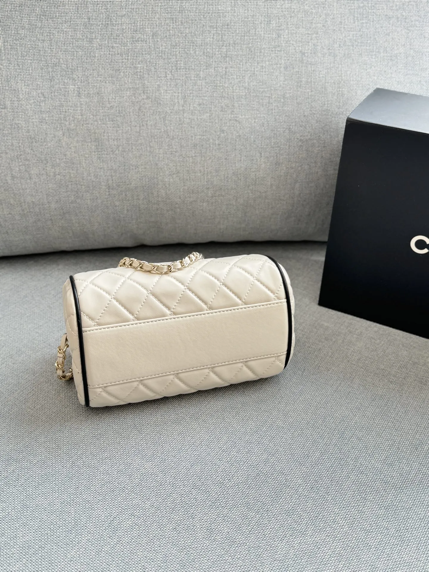 💰180 size:19×11 CHANEL香奈儿 25P 撞色 保龄球包 圆筒包 斜挎单肩包 经典黑色白色菱格纹小羊皮,黑色滚边+金色五金,黑白撞色超有辨识度十。小巧圆筒造型,容量刚好,手机、口红都能装下。链条肩带+手柄设计,手提斜挎都很方便,日常出街百搭不出错!