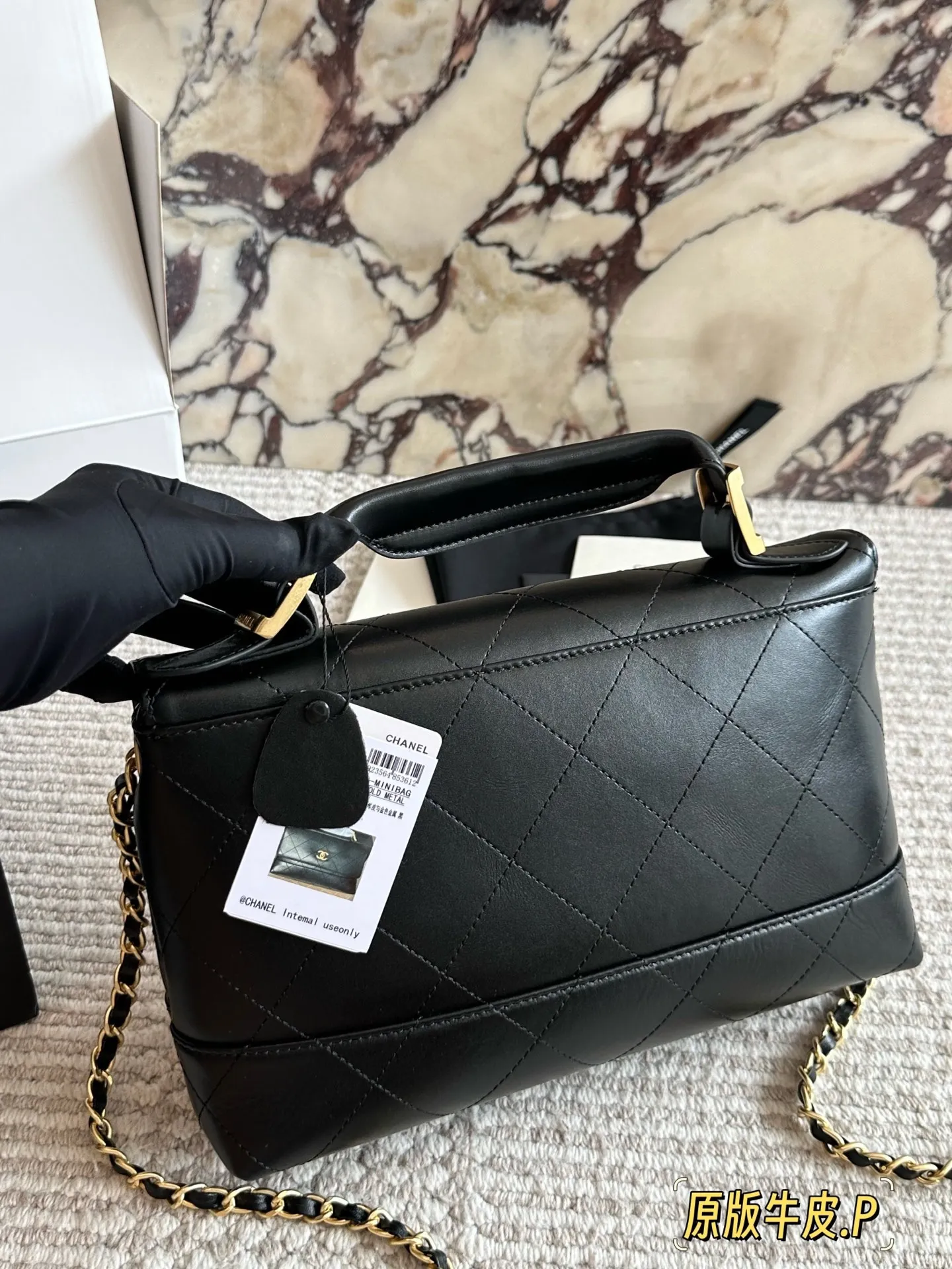 p265 原版皮 今期Chanel終於出爆款了... 剛」上新的CHANEL手工房系列中最熱度最高的應是包包了;特別是掠皮小牛皮的大包包了! 說真的今期的包包款是特別多,拼皮的話灰色是特別吸晴,CHANEL很少推出這種款色,如果是對掠皮很有興趣的小紅薯,是可以沖的!但我是長期使用主義者,這只不是我杯茶! 另外,今年推出了這個CF MINI小掛包(是屬於小皮具);埏 有趣的,手工亦很精美,有DOUBLE FLAP, HAHA;28*17