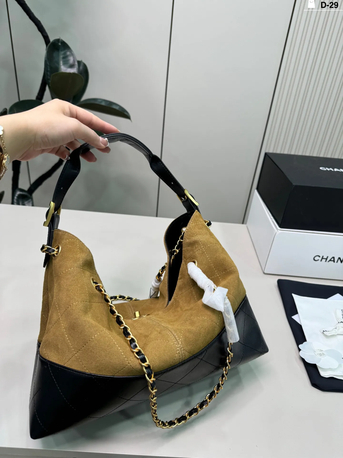 💰p270（羊皮） D-29尺寸34&times;25折叠盒 CHANEL香奈儿25A麂皮拼色托特包 复古又高级!链条肩带可单肩or手提，通勤，逛街都超百搭 麂皮材质柔软有质感，越用越有包浆，秋冬搭配大衣毛衣 氛围感拉满 ，实用又时髦!